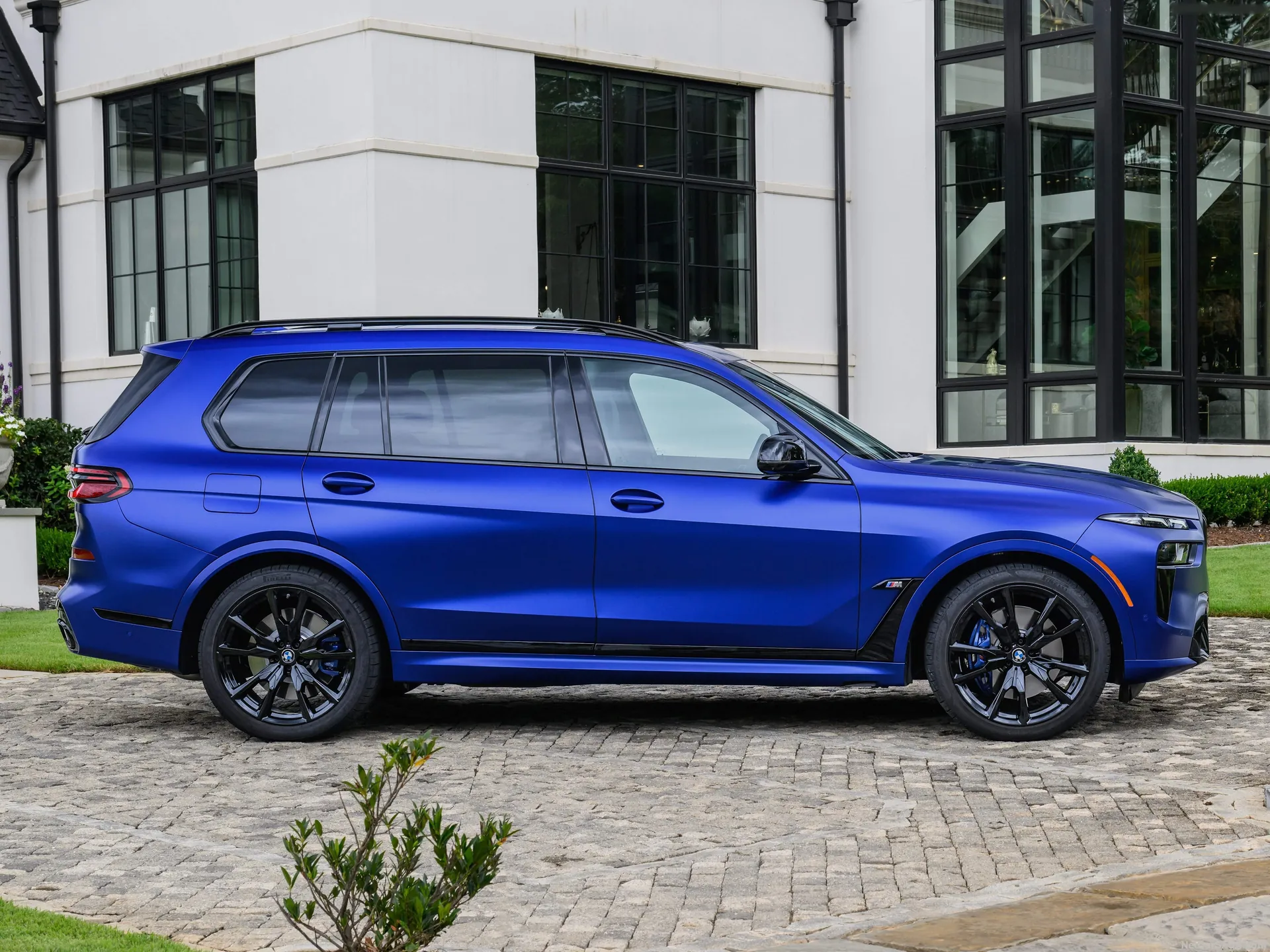 BMW X7 M60i (2023) – boční profil