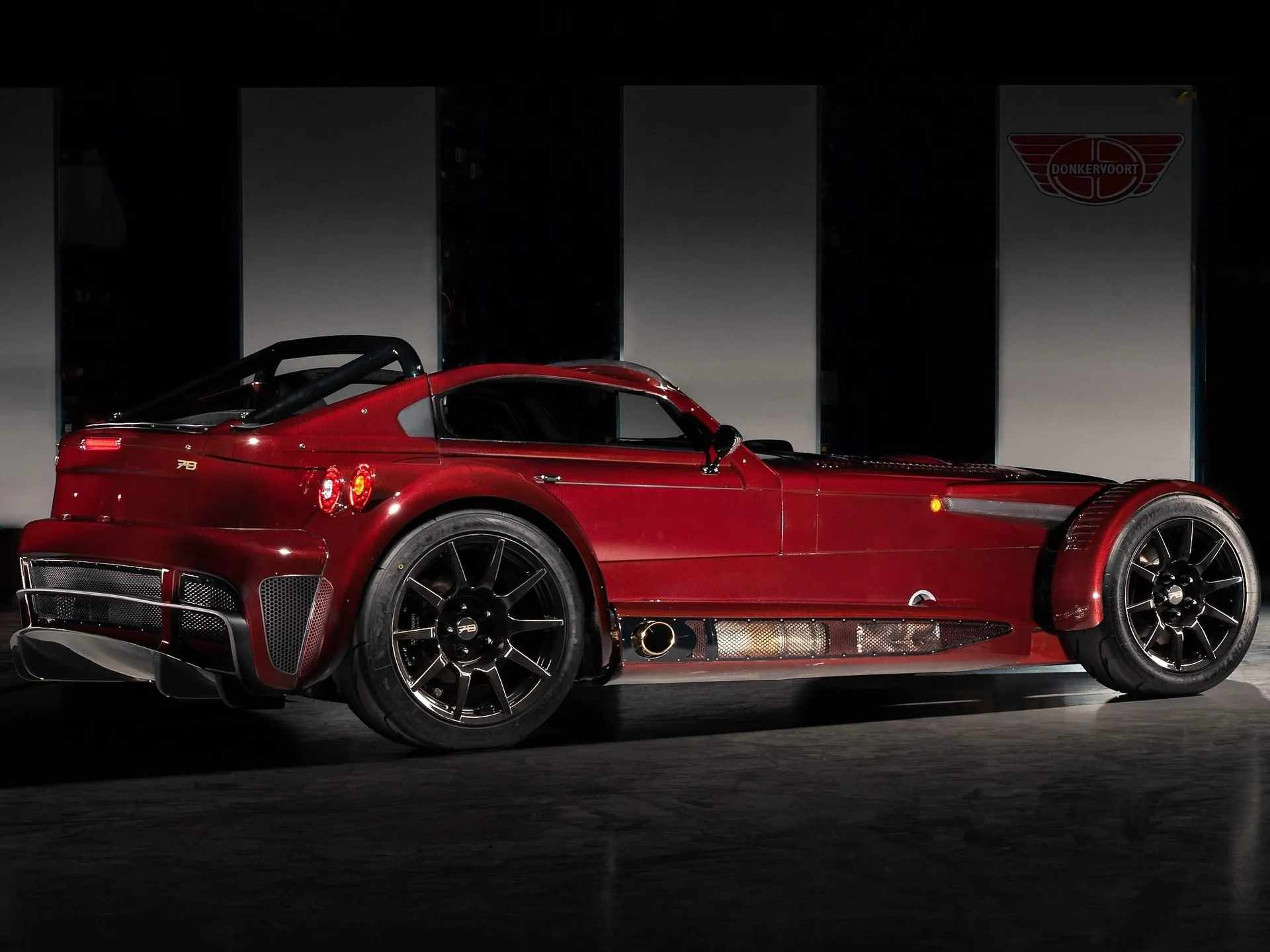 Donkervoort D8 GTO-JD70 Bare Naked Carbon Edition (2020) – zadní tříčtvrteční pohled