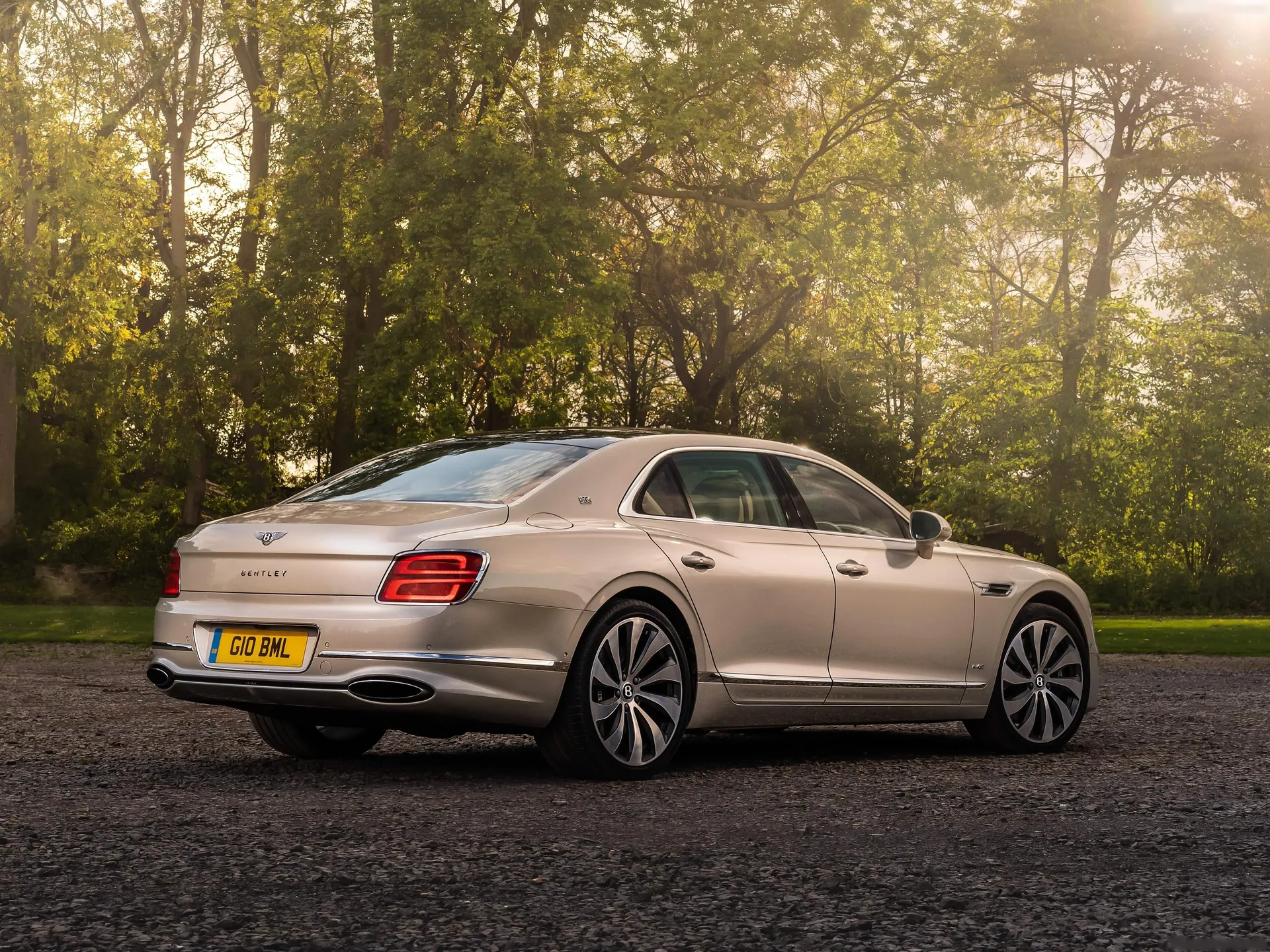Bentley Flying Spur First Edition (2020) – zadní tříčtvrteční pohled
