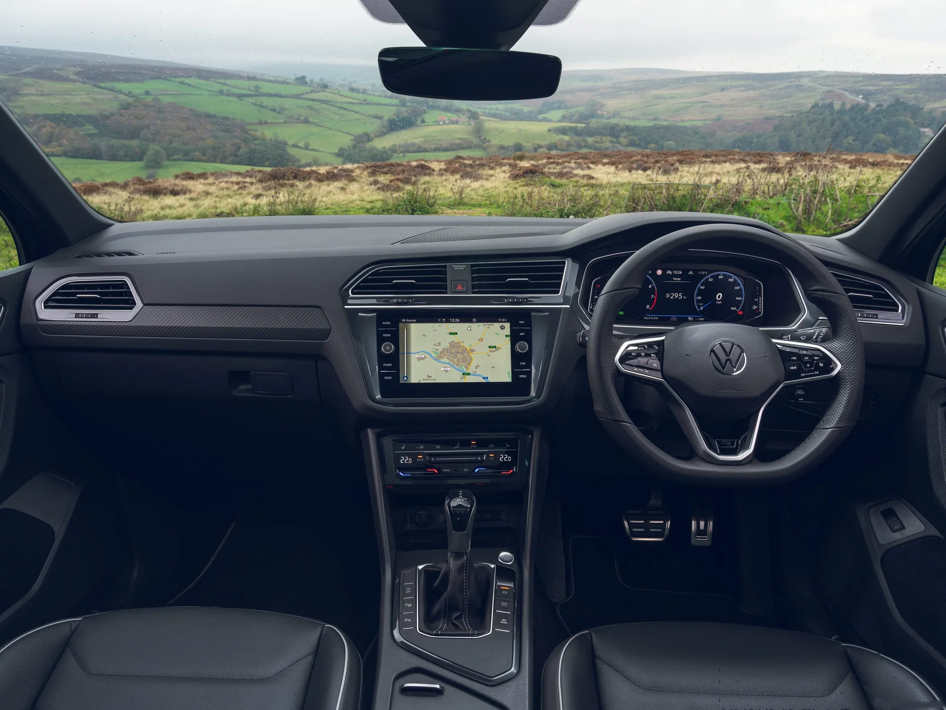 Volkswagen Tiguan R-Line [UK] (2021) - Interior