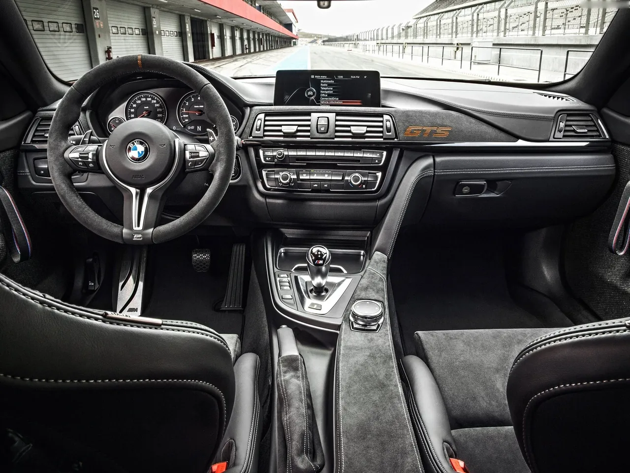BMW M4 GTS (2016) – interiér