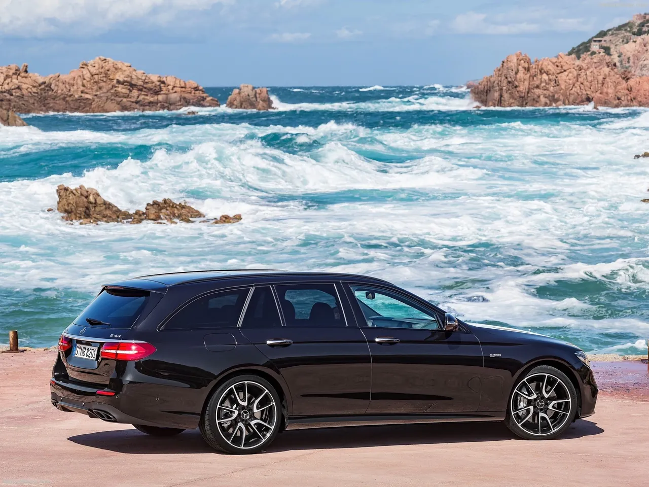 Mercedes-Benz E43 AMG 4Matic Estate (2017) – zadní tříčtvrteční pohled