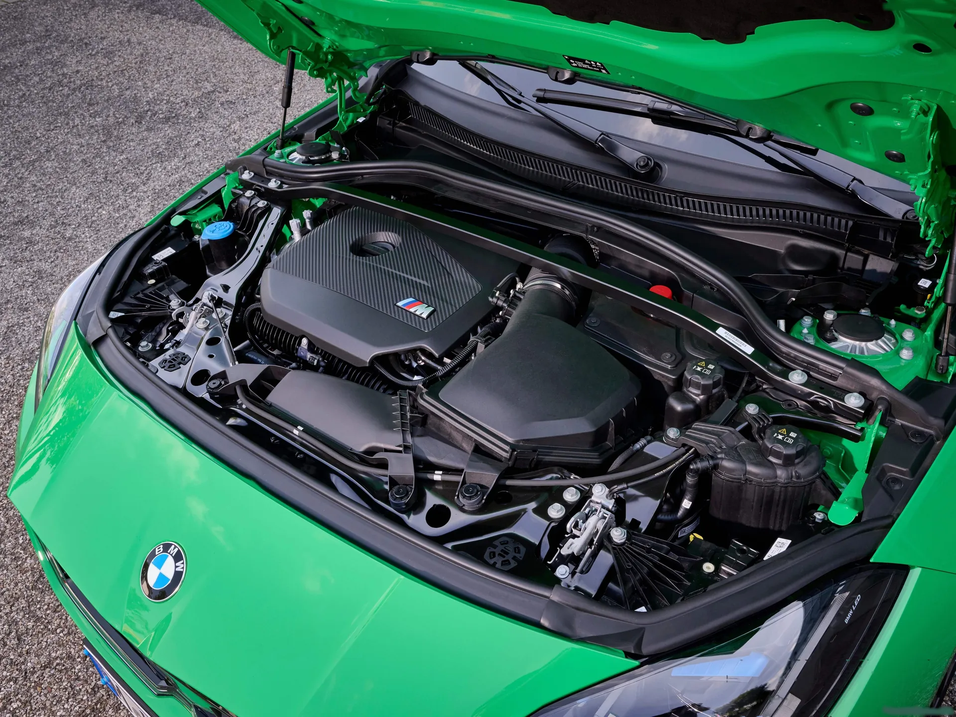 BMW M135 xDrive (2025) – motorový prostor