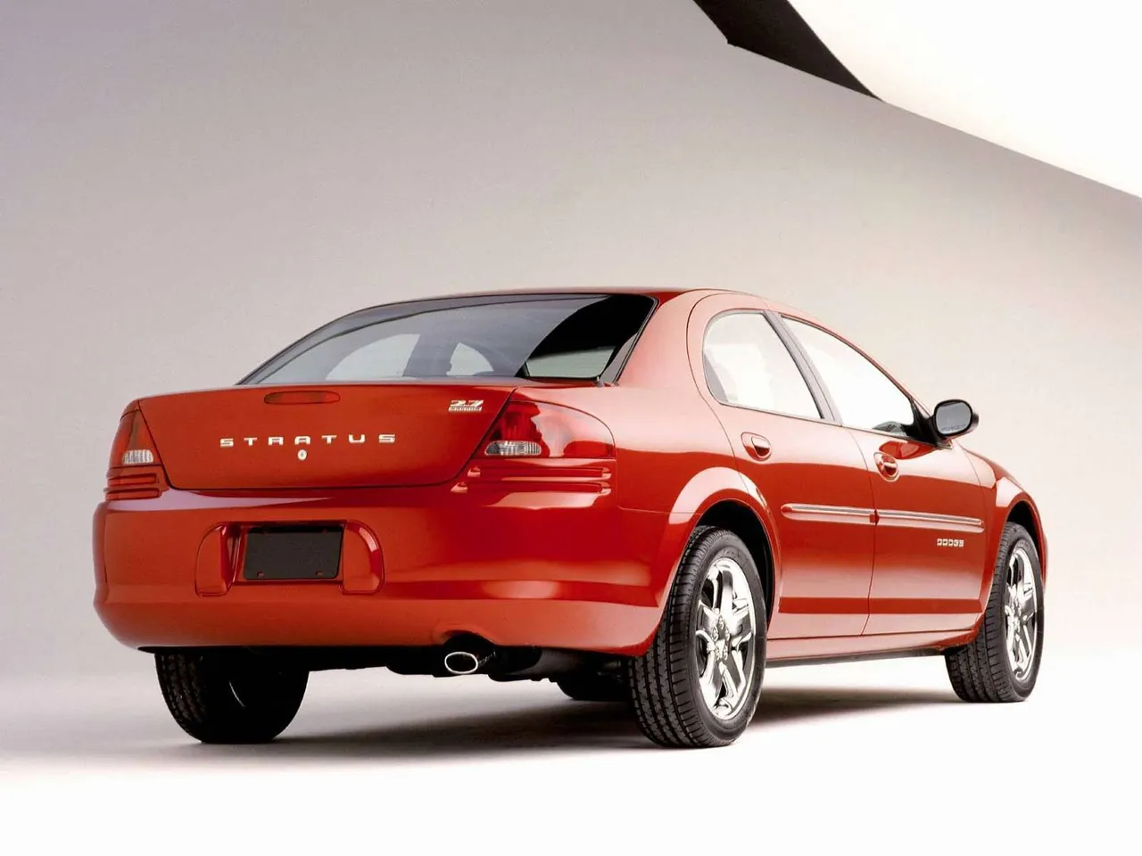 Dodge Stratus Sedan (2001) – zadní tříčtvrteční pohled