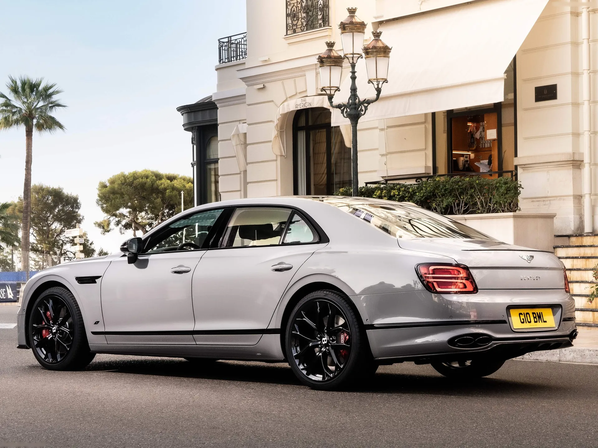 Bentley Flying Spur S (2023) – zadní tříčtvrteční pohled
