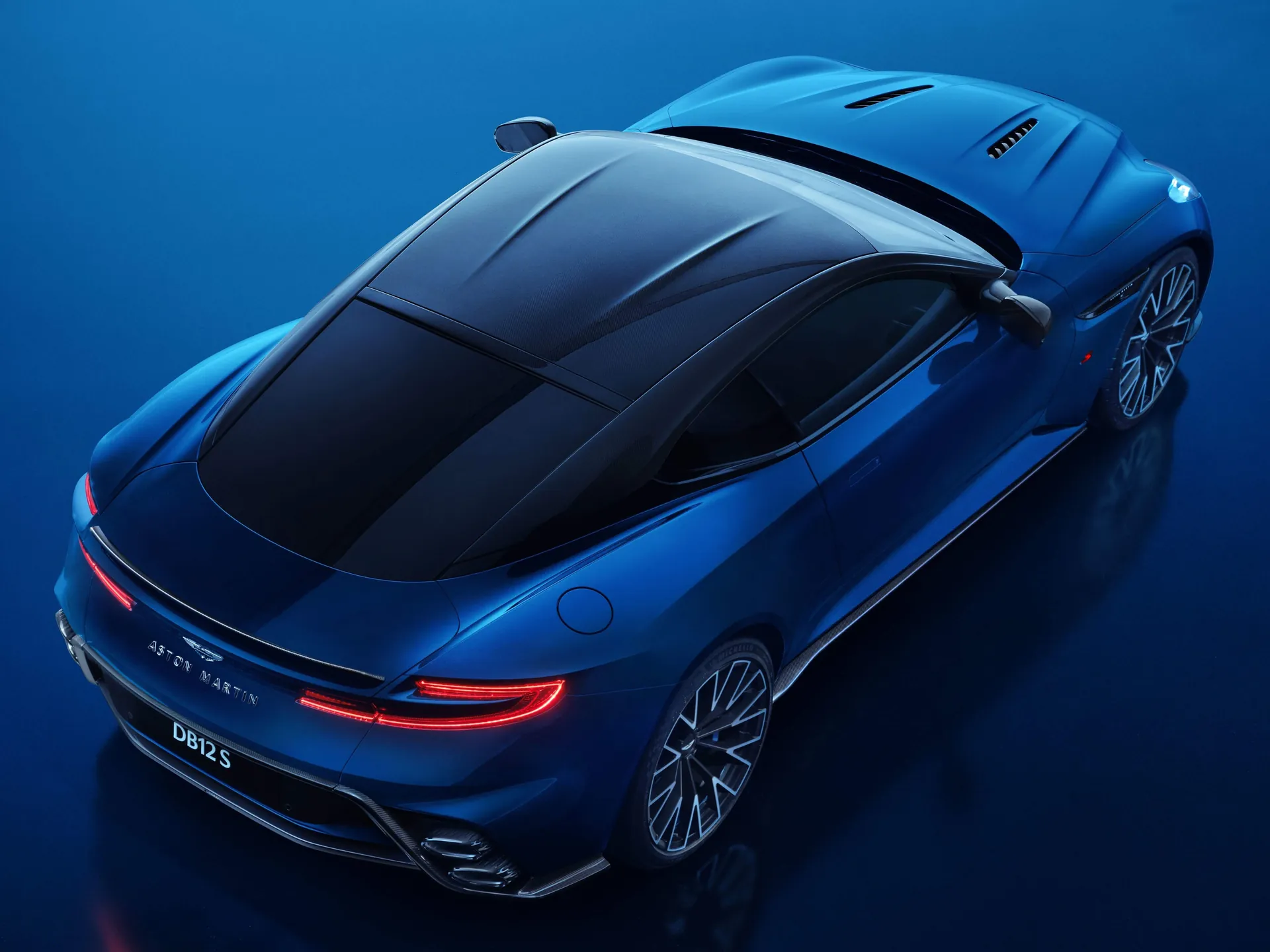 Aston Martin DB12 S (2026) – zadní tříčtvrteční pohled