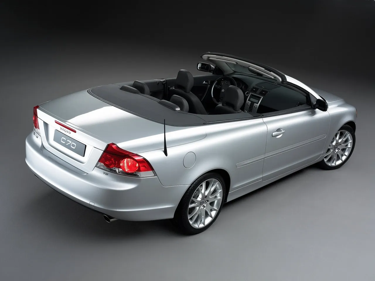Volvo C70 (2006) – zadní tříčtvrteční pohled
