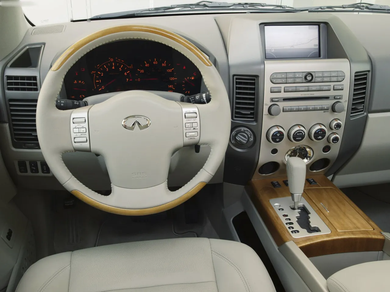 Infiniti QX56 (2006) – interiér