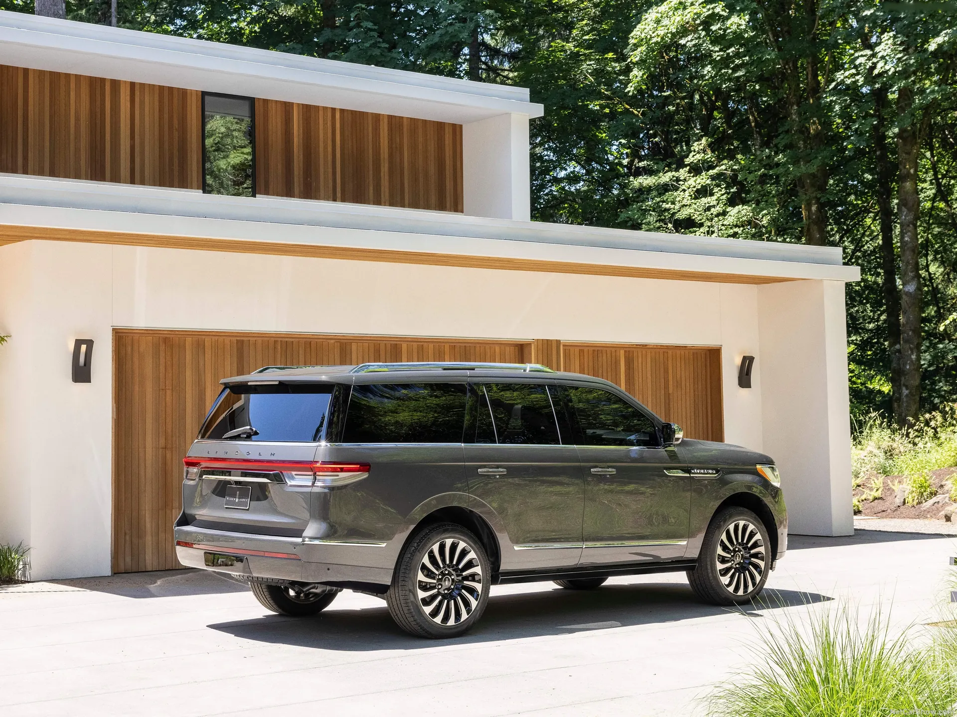 Lincoln Navigator (2022) – zadní tříčtvrteční pohled