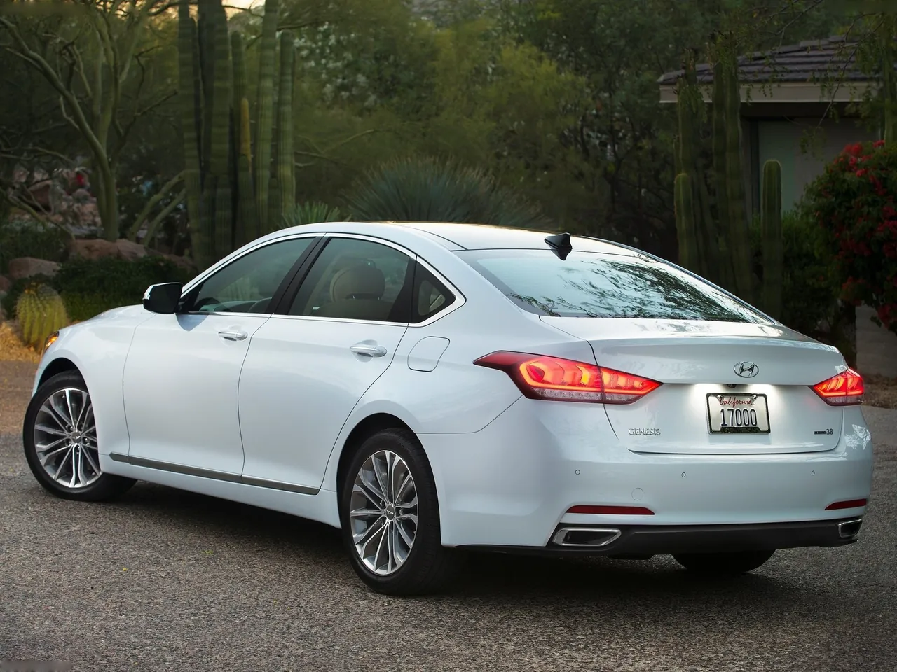 Hyundai Genesis (2015) – zadní tříčtvrteční pohled