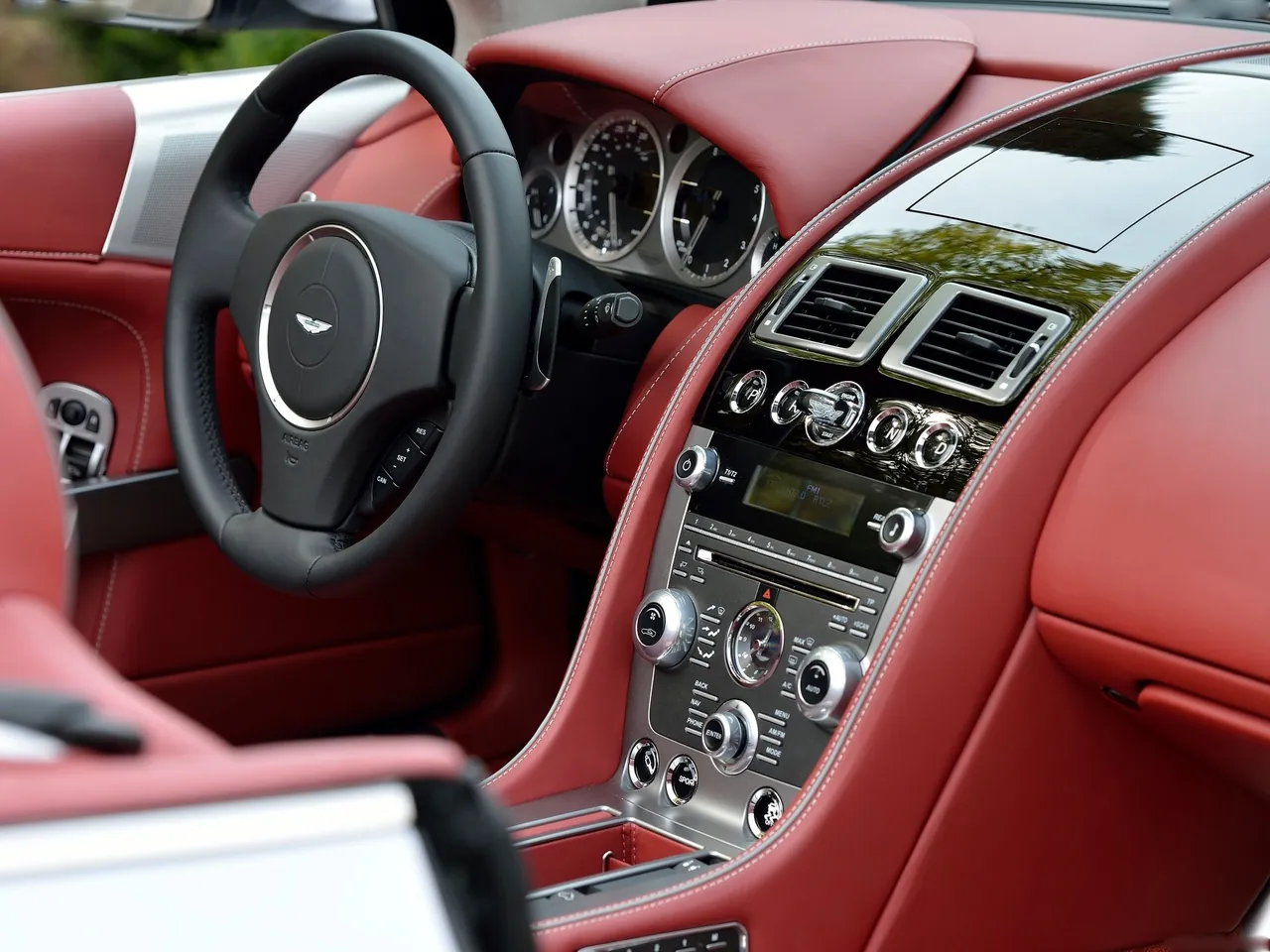 Aston Martin DB9 Volante (2013) - Interior