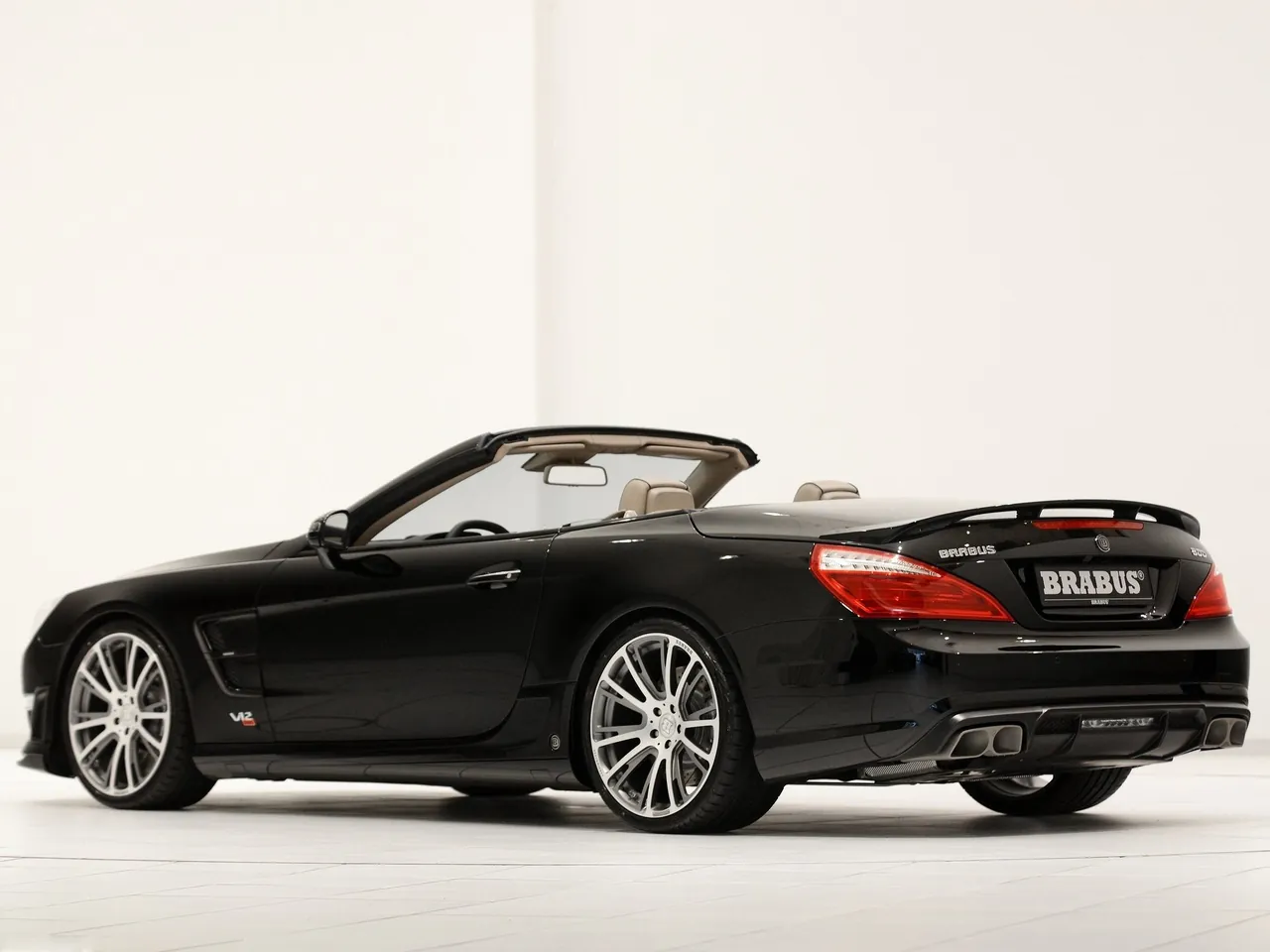 Brabus 800 Roadster (2013) – zadní tříčtvrteční pohled