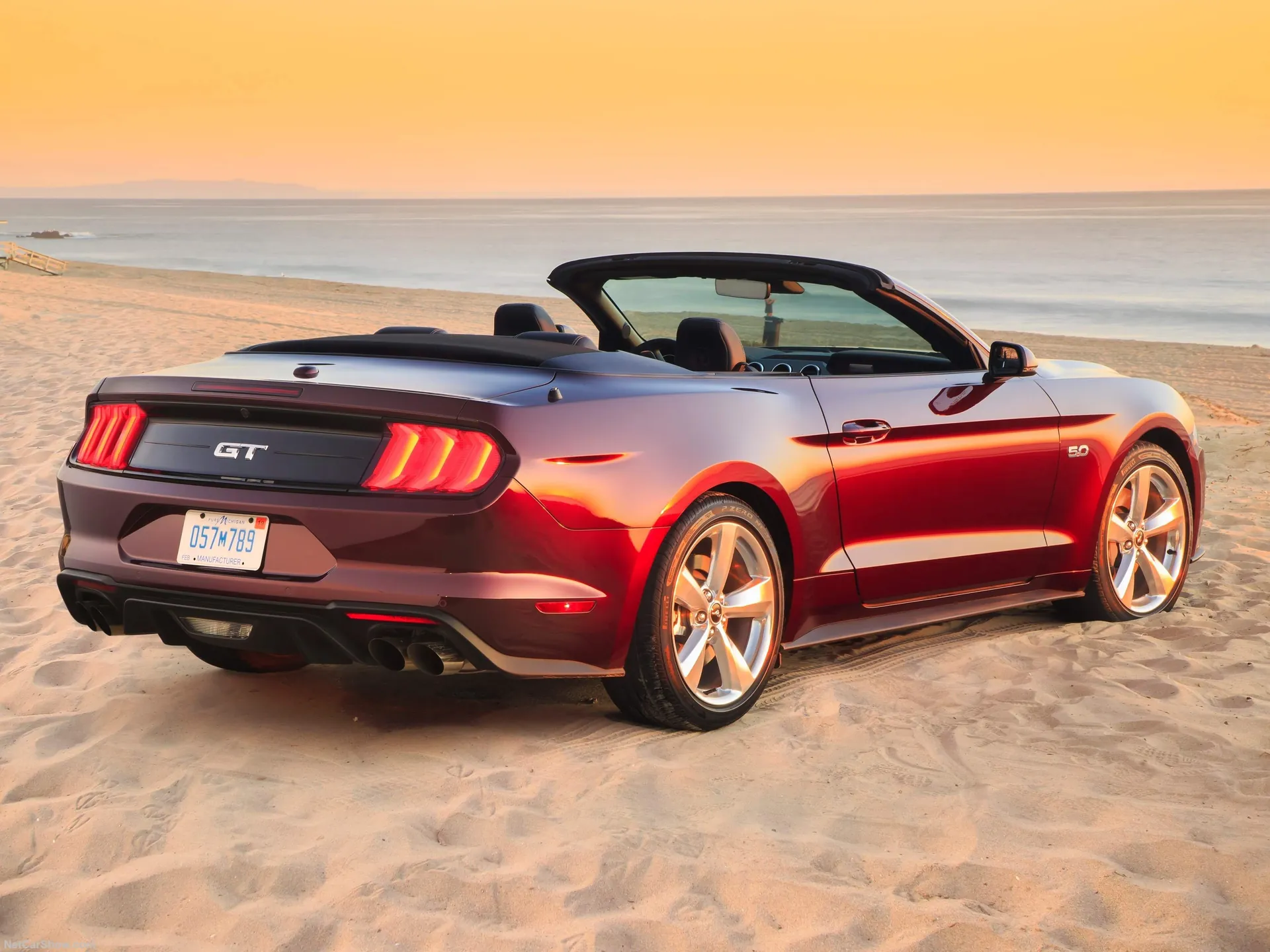 Ford Mustang GT Convertible (2018) – zadní tříčtvrteční pohled