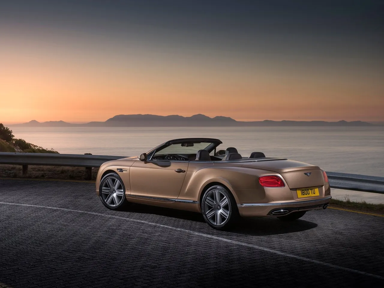 Bentley Continental GT Convertible (2016) – zadní tříčtvrteční pohled