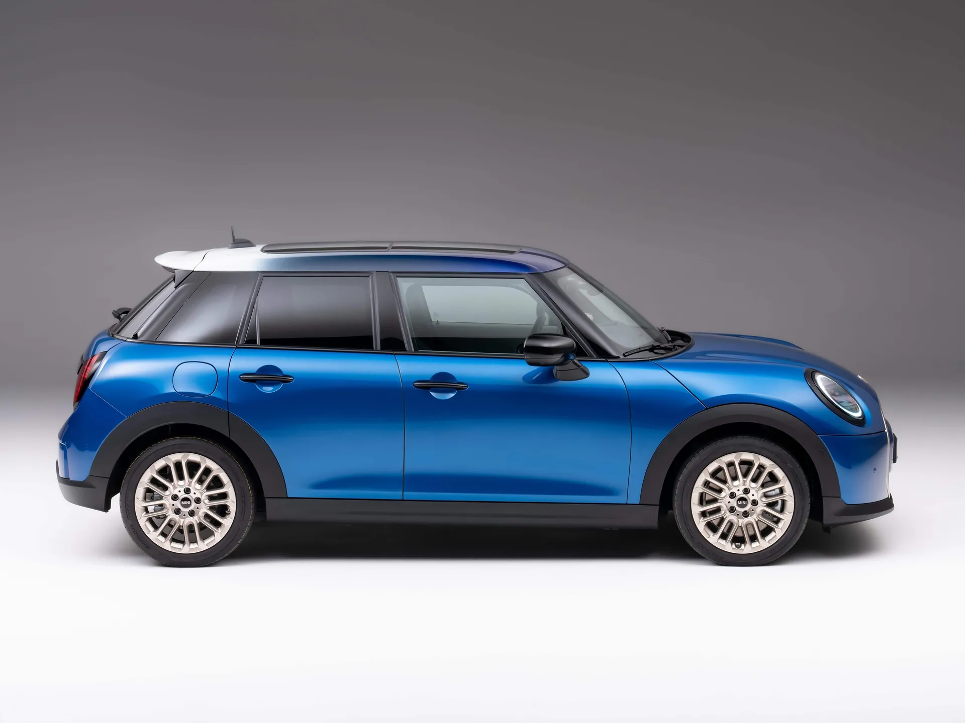 Mini Cooper S 5-door (2025) – boční profil