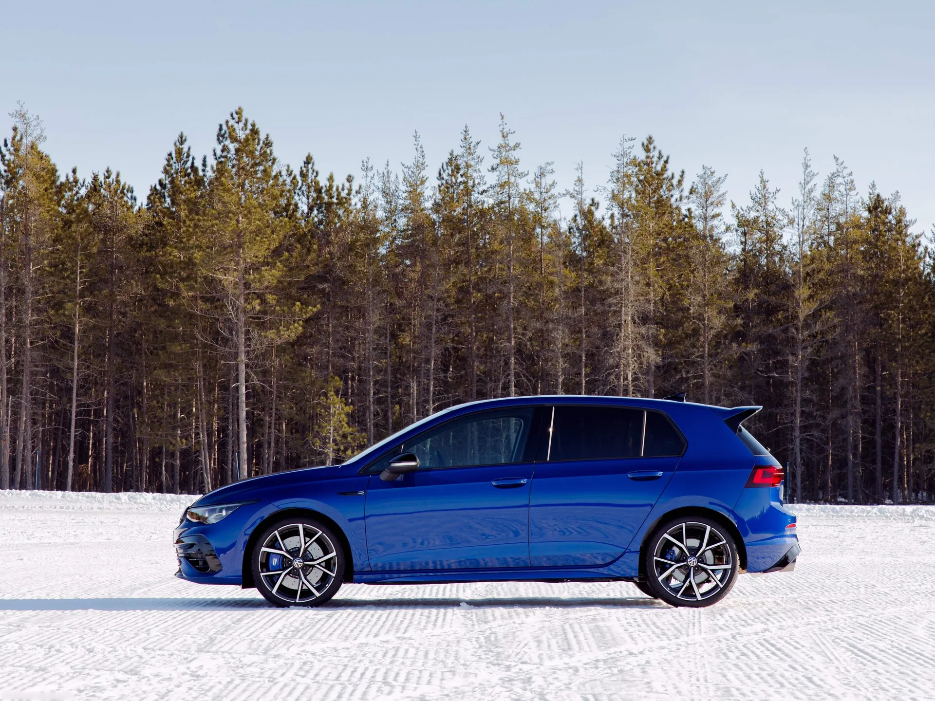 Volkswagen Golf R (2022) – boční profil