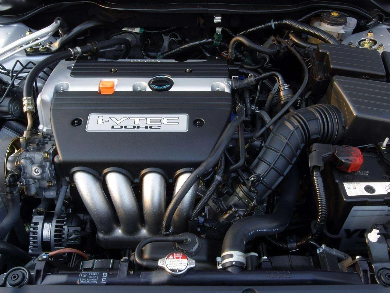 Honda Accord Sedan 2.4 [EU] (2003) – motorový prostor