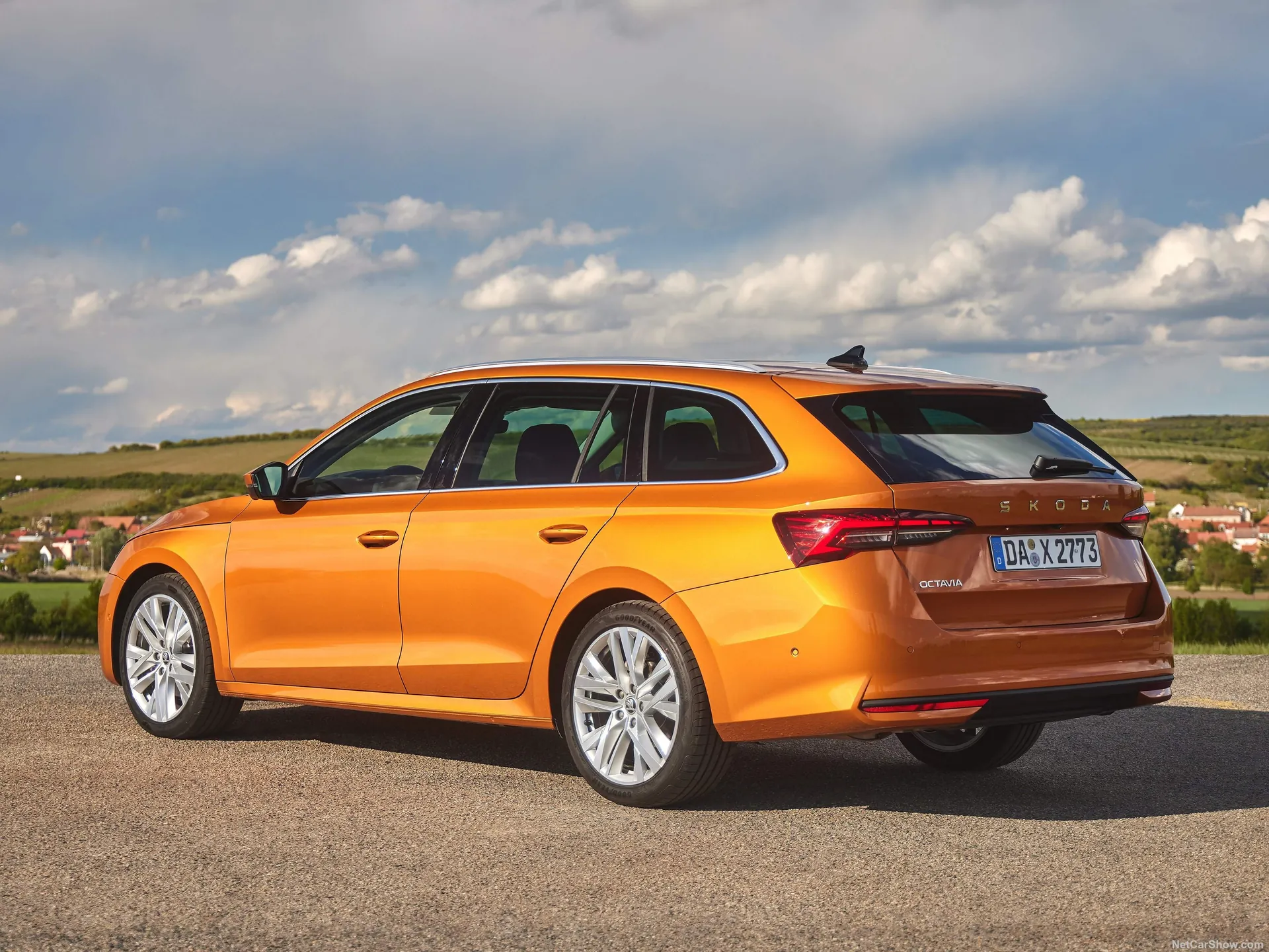 Skoda Octavia Combi (2025) – zadní tříčtvrteční pohled