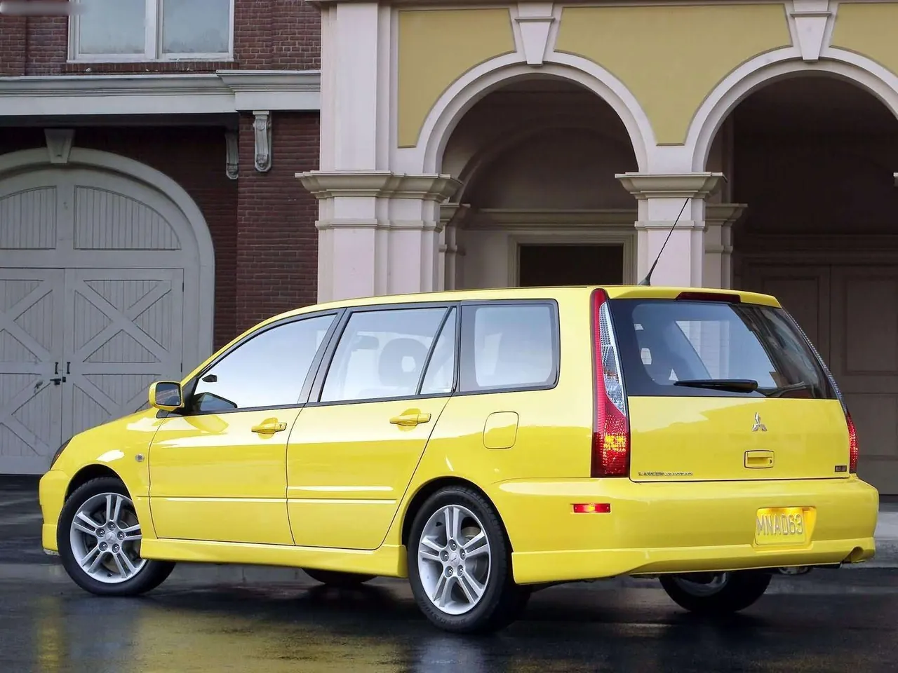 Mitsubishi Lancer Sportback Ralliart (2004) – zadní tříčtvrteční pohled