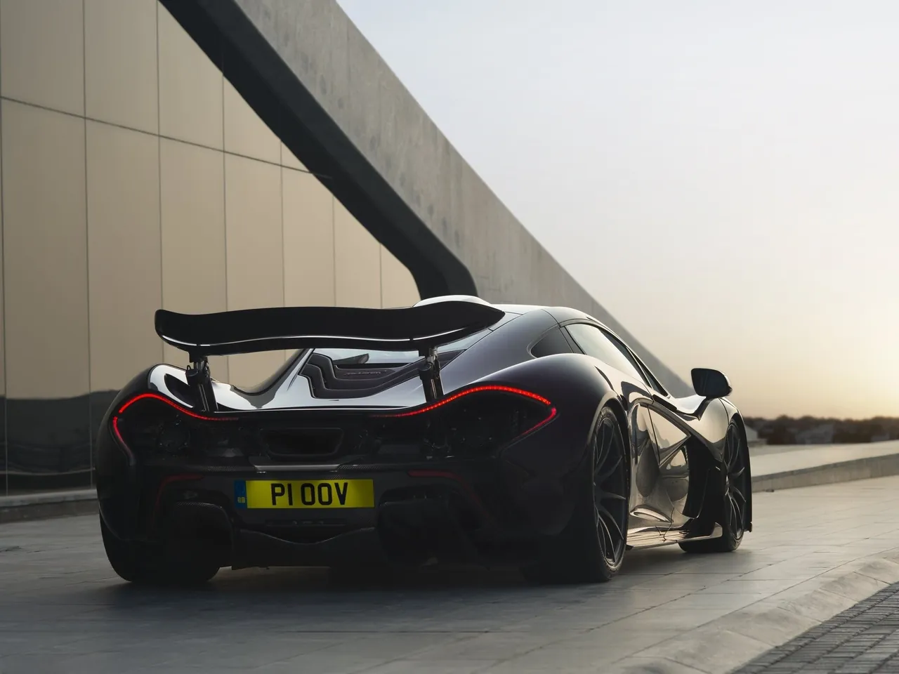 McLaren P1 (2014) – zadní tříčtvrteční pohled