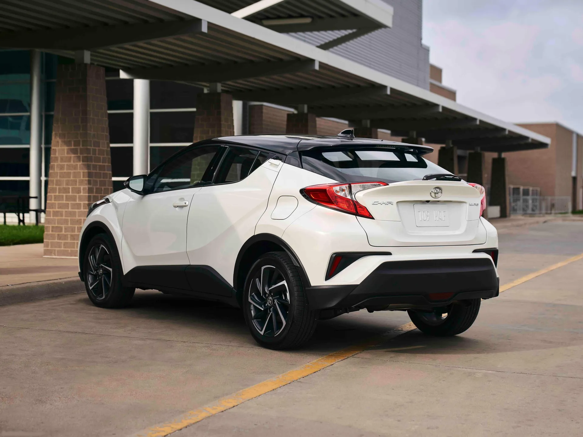 Toyota C-HR [US] (2021) – zadní tříčtvrteční pohled