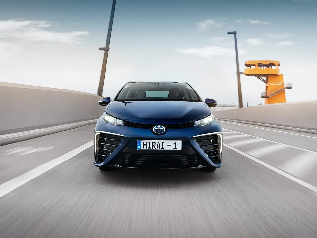 Toyota Mirai (2016) - Front
