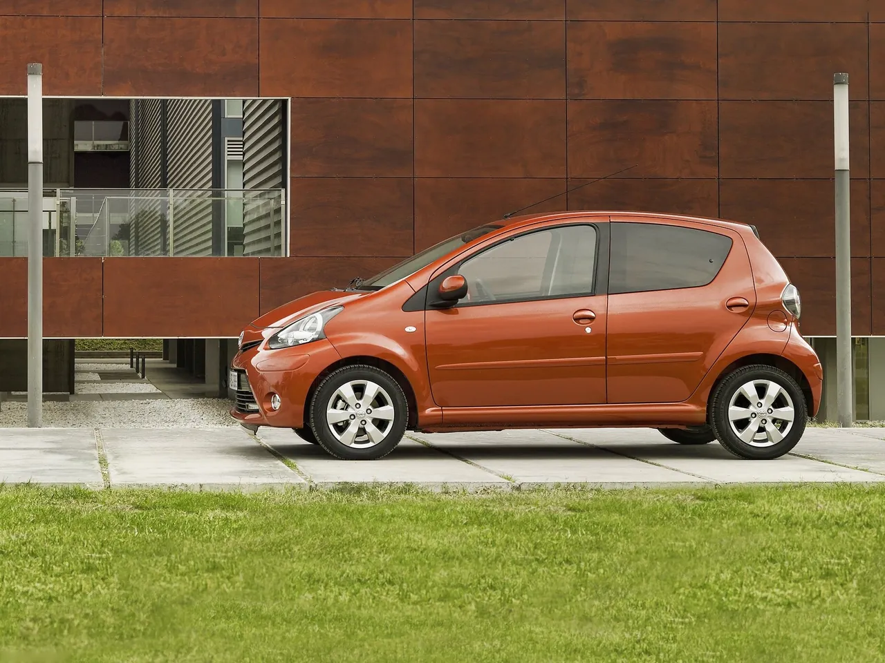 Toyota Aygo (2013) - Side Profile