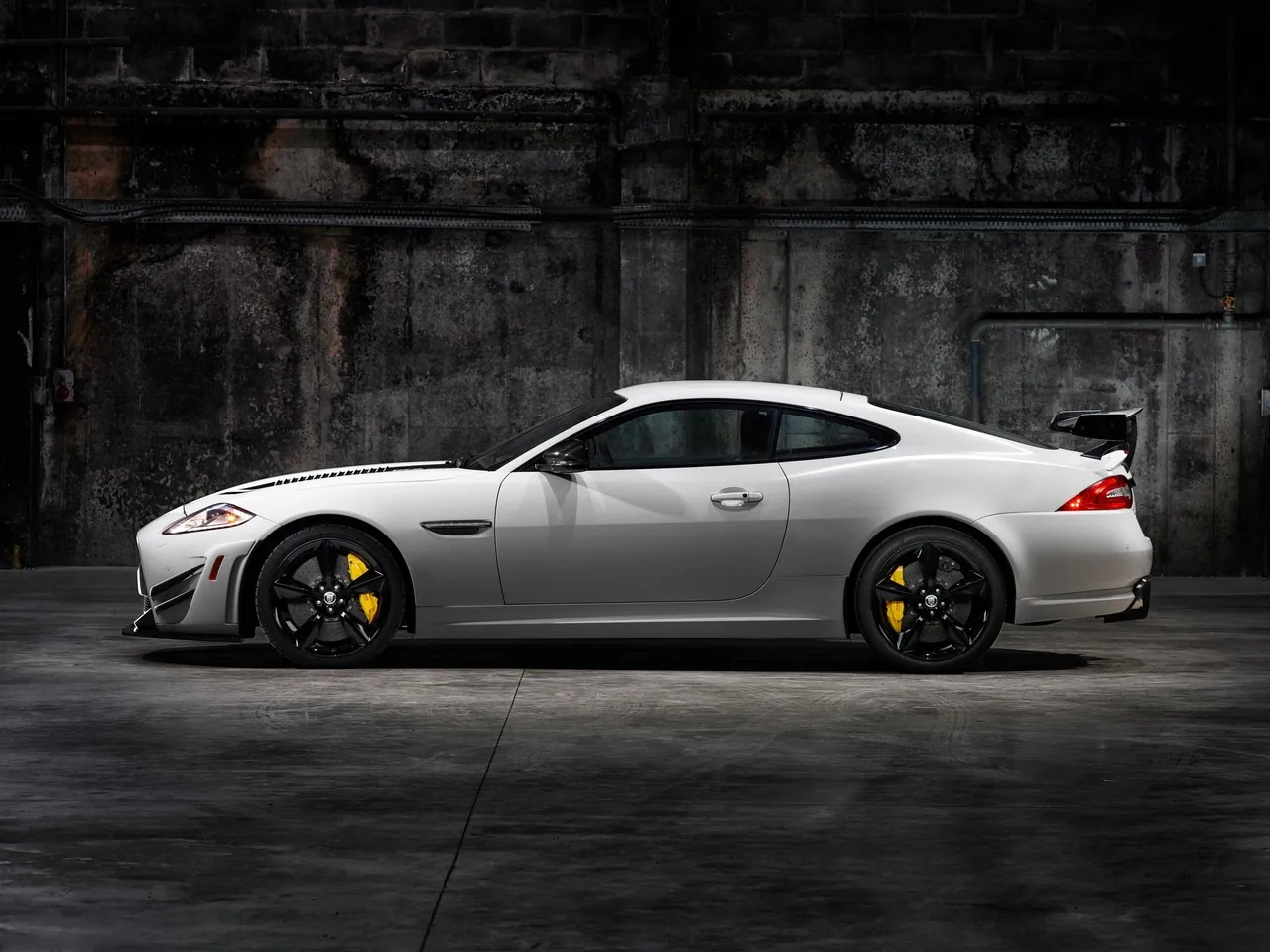 Jaguar XKR-S GT (2014) – boční profil