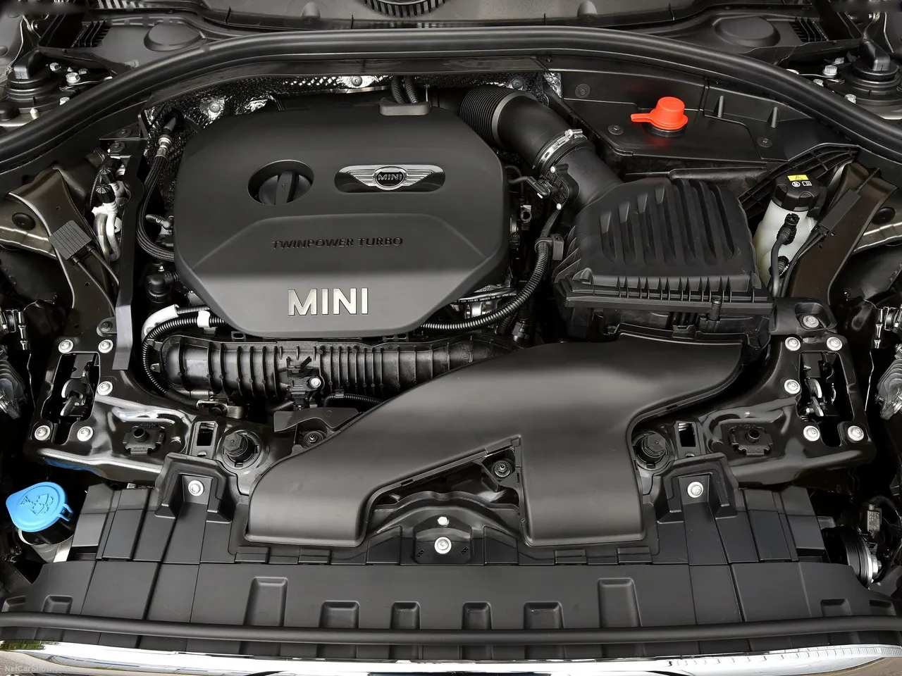 Mini Clubman (2016) – motorový prostor
