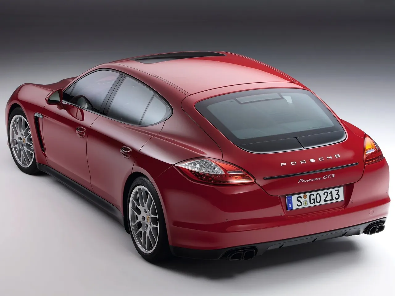Porsche Panamera GTS (2012) – zadní tříčtvrteční pohled