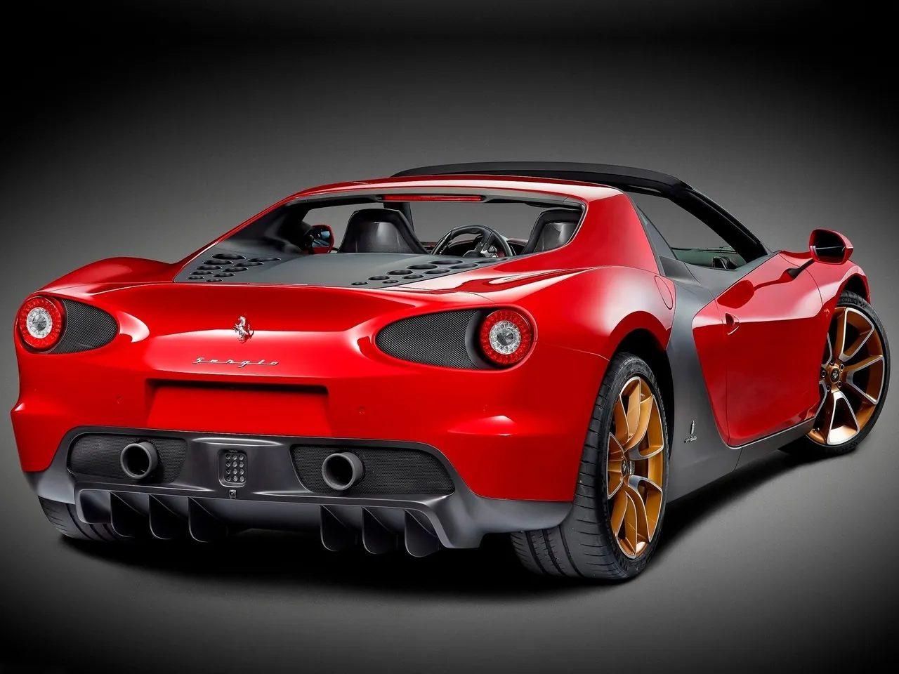 Ferrari Sergio (2015) – zadní tříčtvrteční pohled
