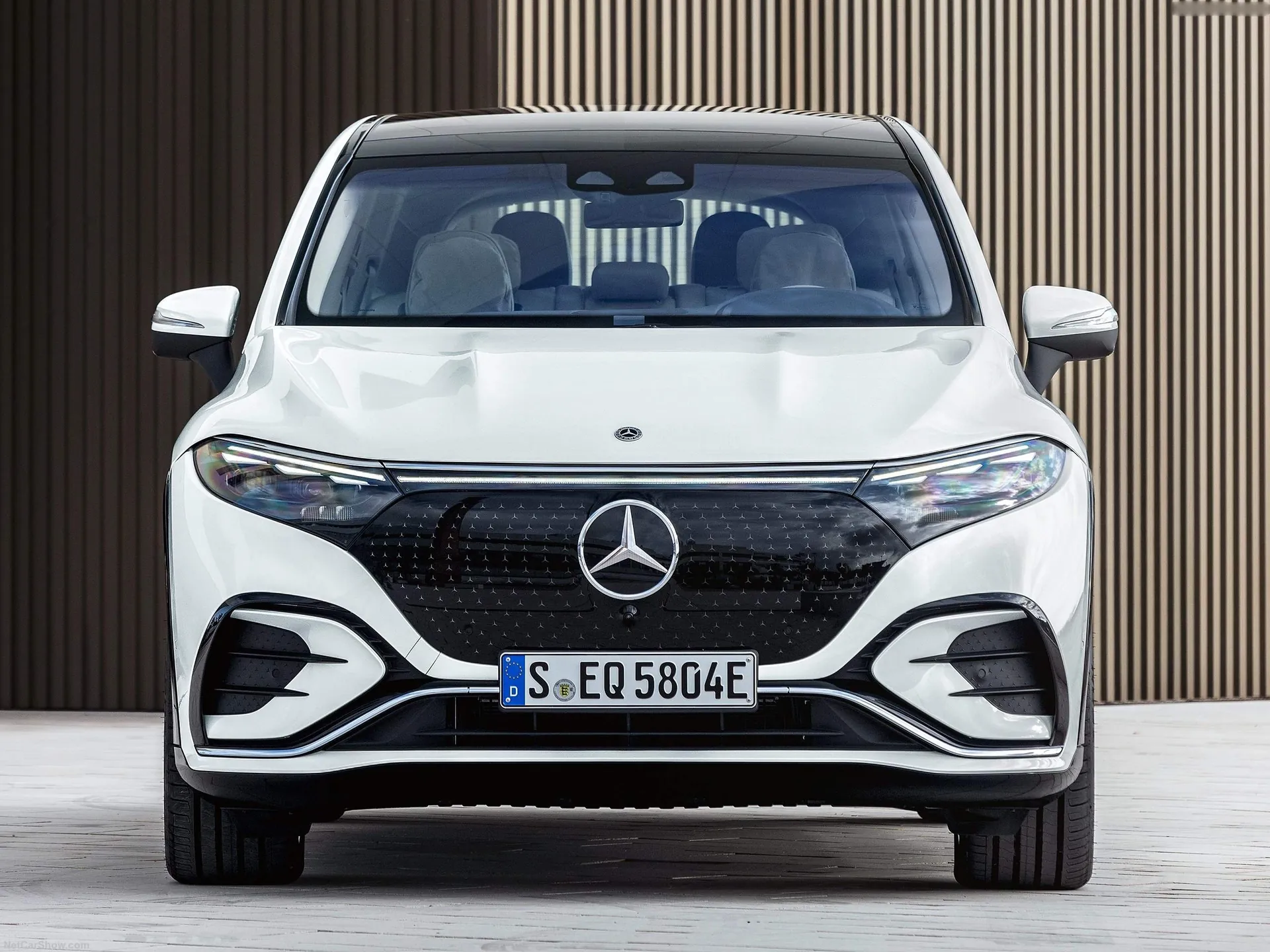 Mercedes-Benz EQS SUV (2023) - Front
