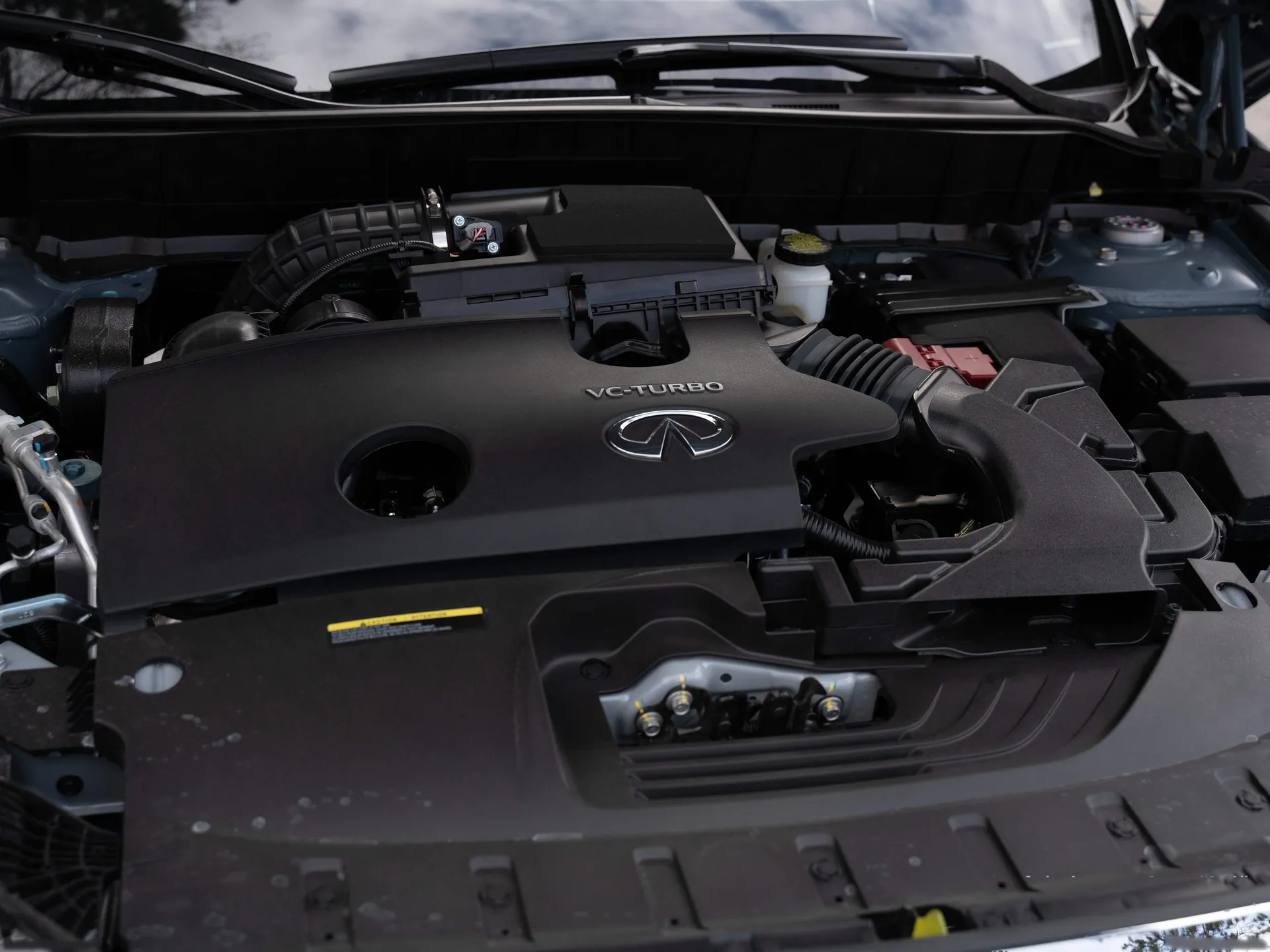 Infiniti QX55 (2022) – motorový prostor