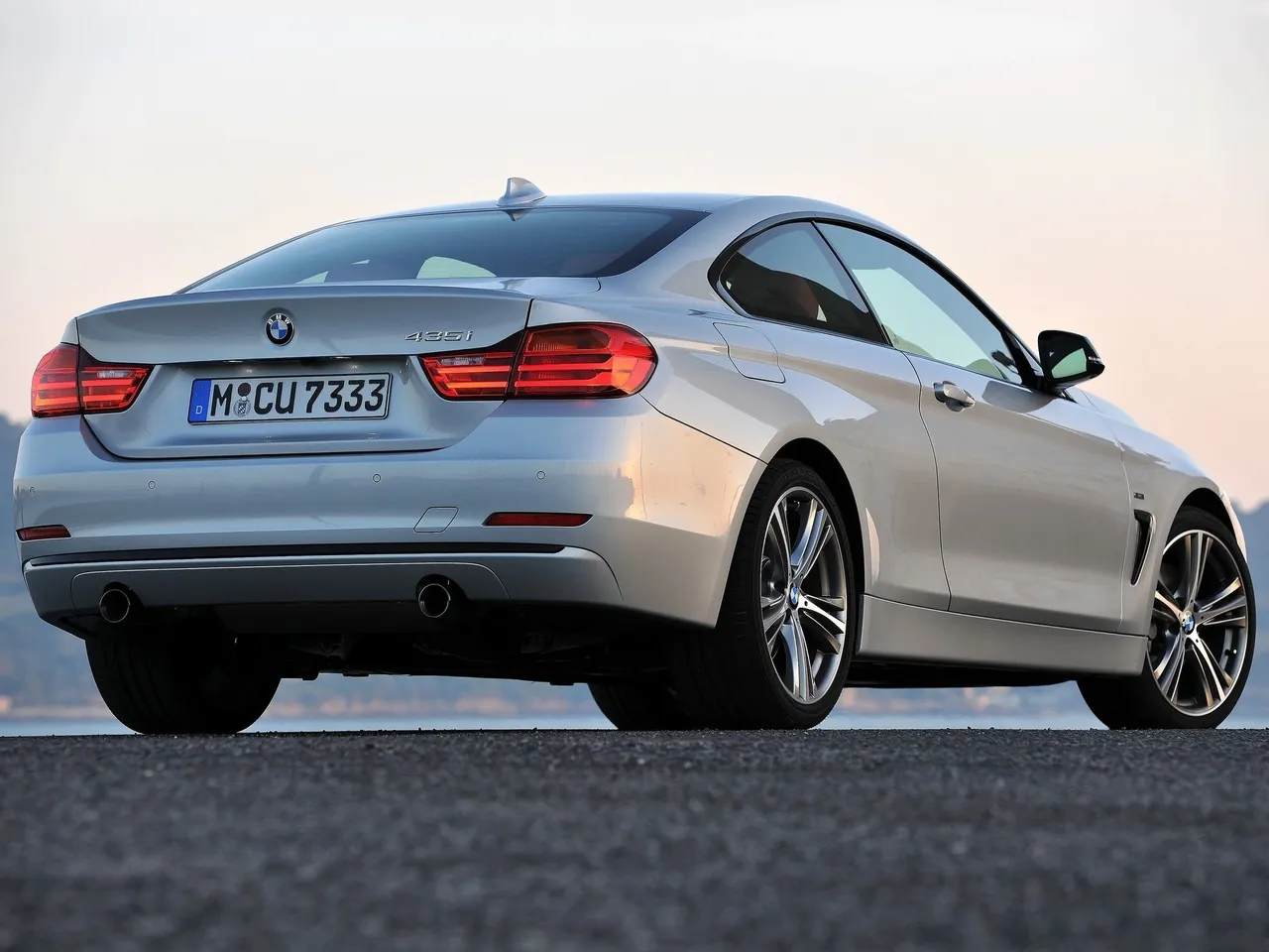 BMW 435i Coupe (2014) – zadní tříčtvrteční pohled