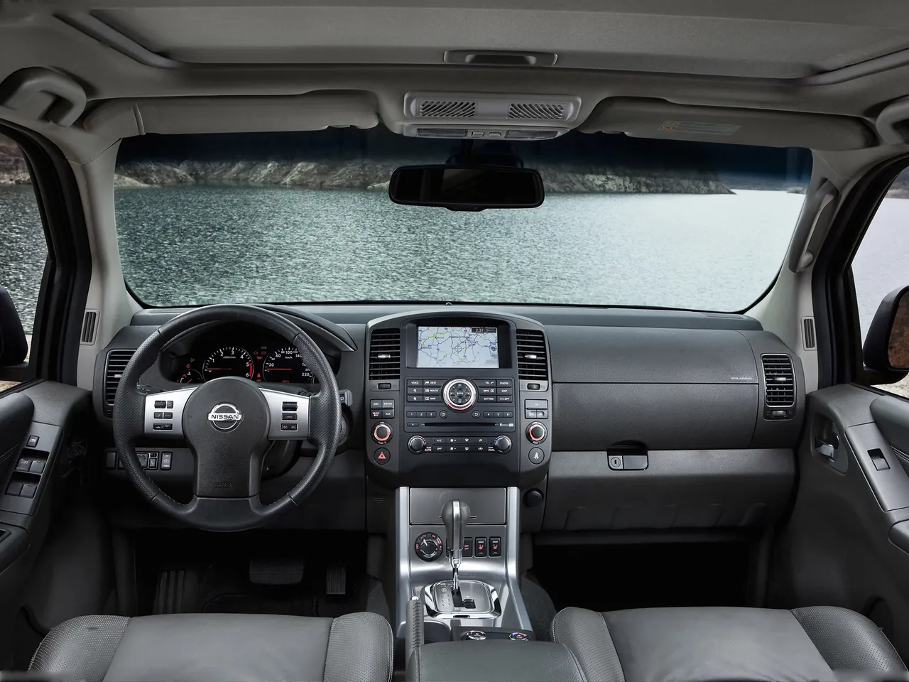 Nissan Navara (2010) – interiér