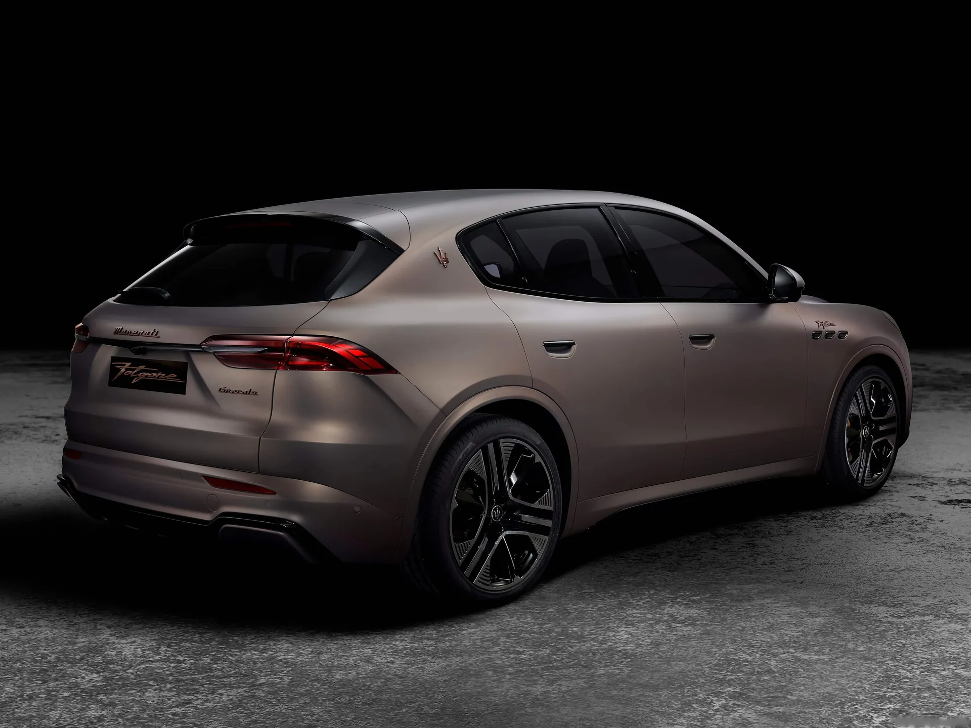 Maserati Grecale Folgore (2024) – zadní tříčtvrteční pohled