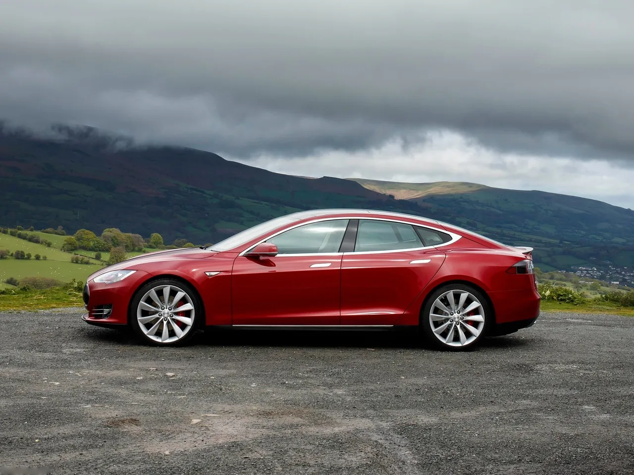 Tesla Model S [UK] (2013) – boční profil