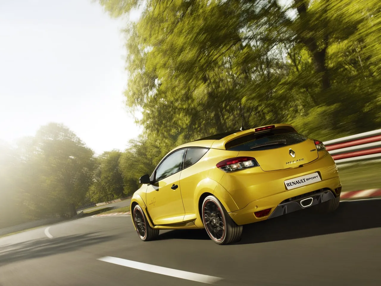 Renault Megane RS Trophy (2012) – zadní tříčtvrteční pohled