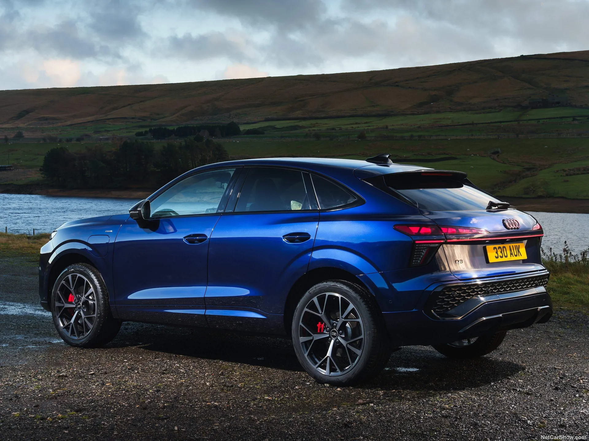 Audi Q3 Sportback e-hybrid [UK] (2026) – zadní tříčtvrteční pohled