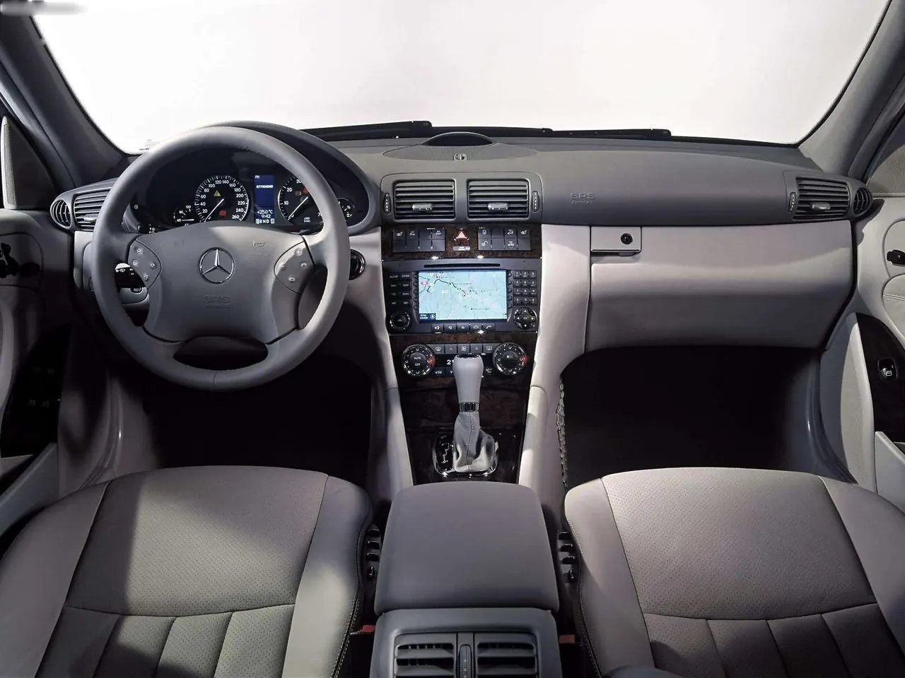 Mercedes-Benz C200 CGI Estate Elegance (2004) – interiér