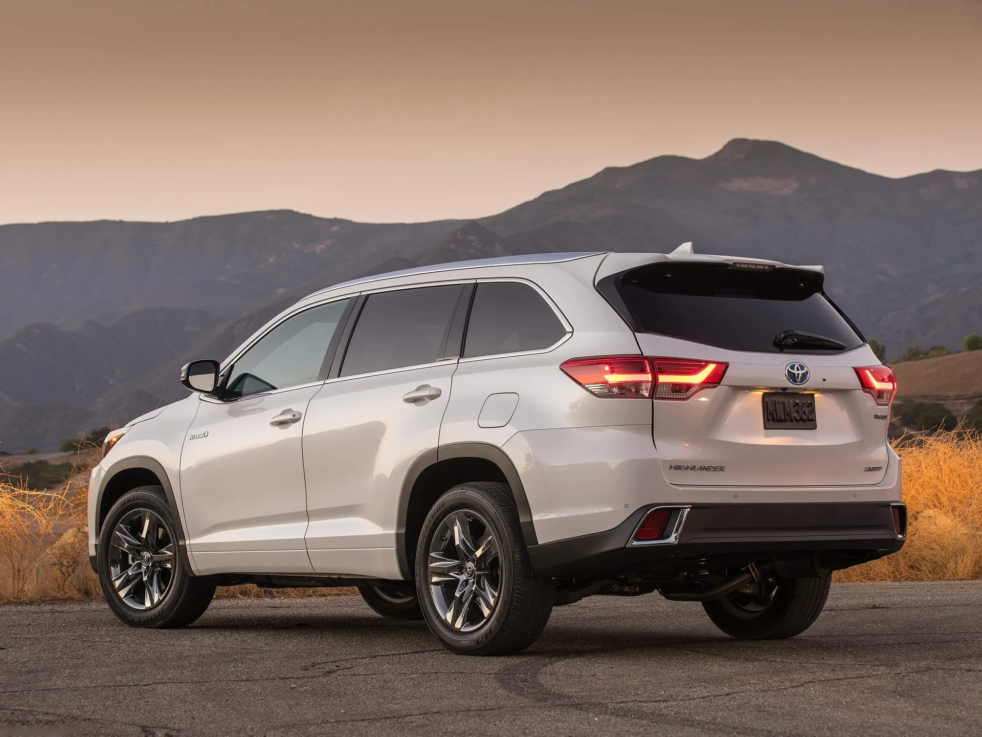 Toyota Highlander (2017) - Rear Three-Quarter