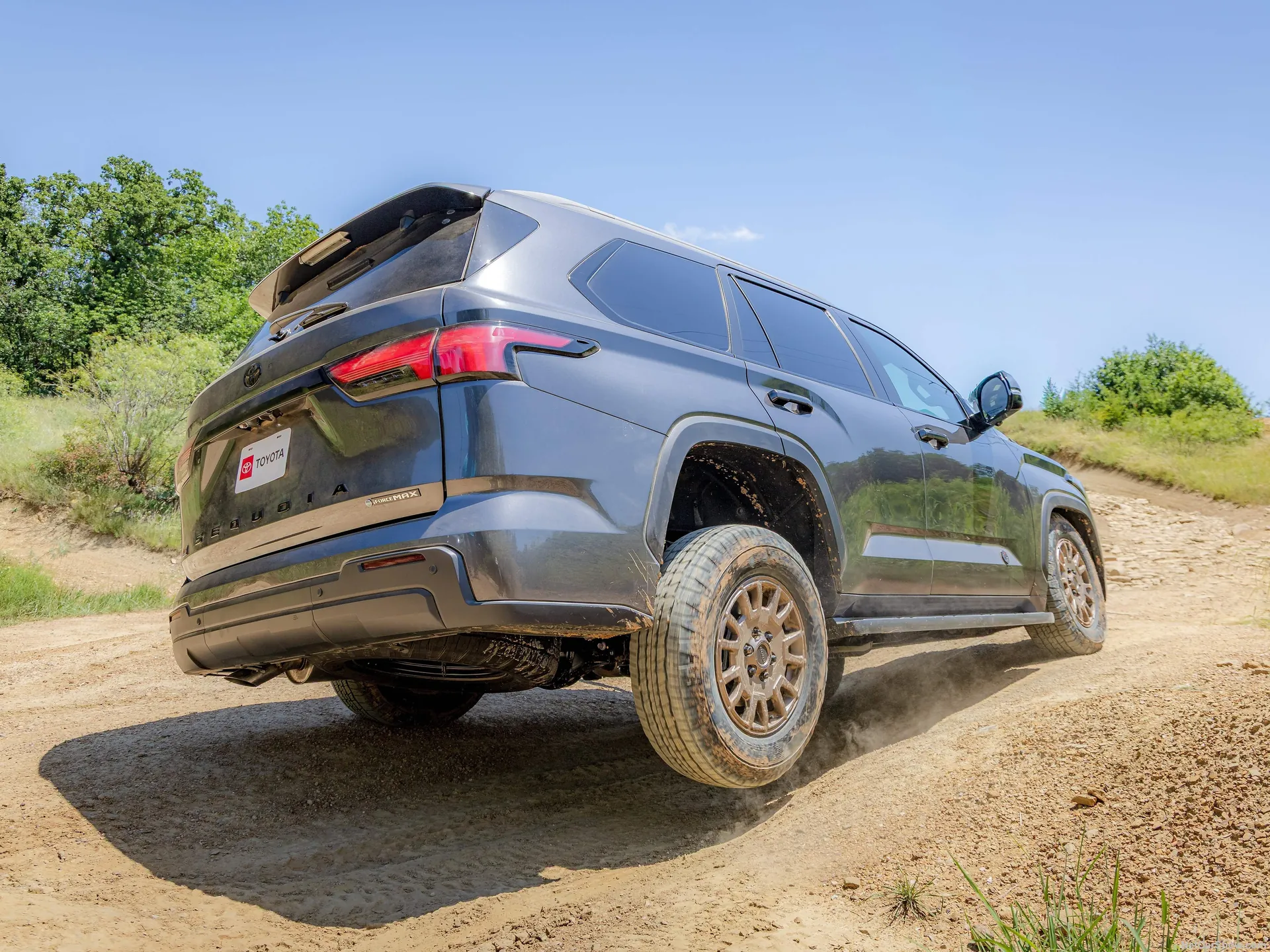 Toyota Sequoia Trailhunter (2027) – zadní tříčtvrteční pohled