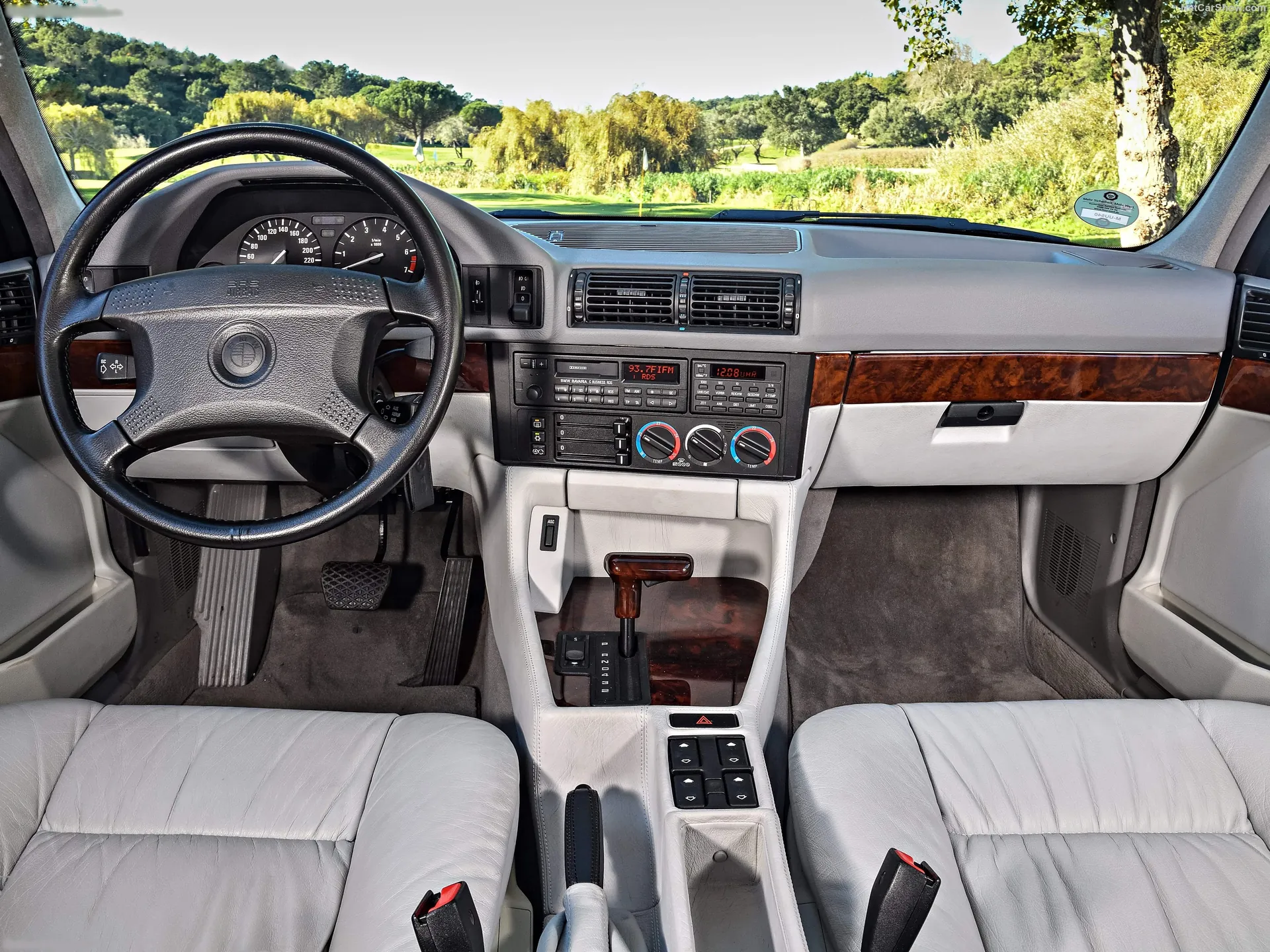 BMW 5-Series (1992) – interiér