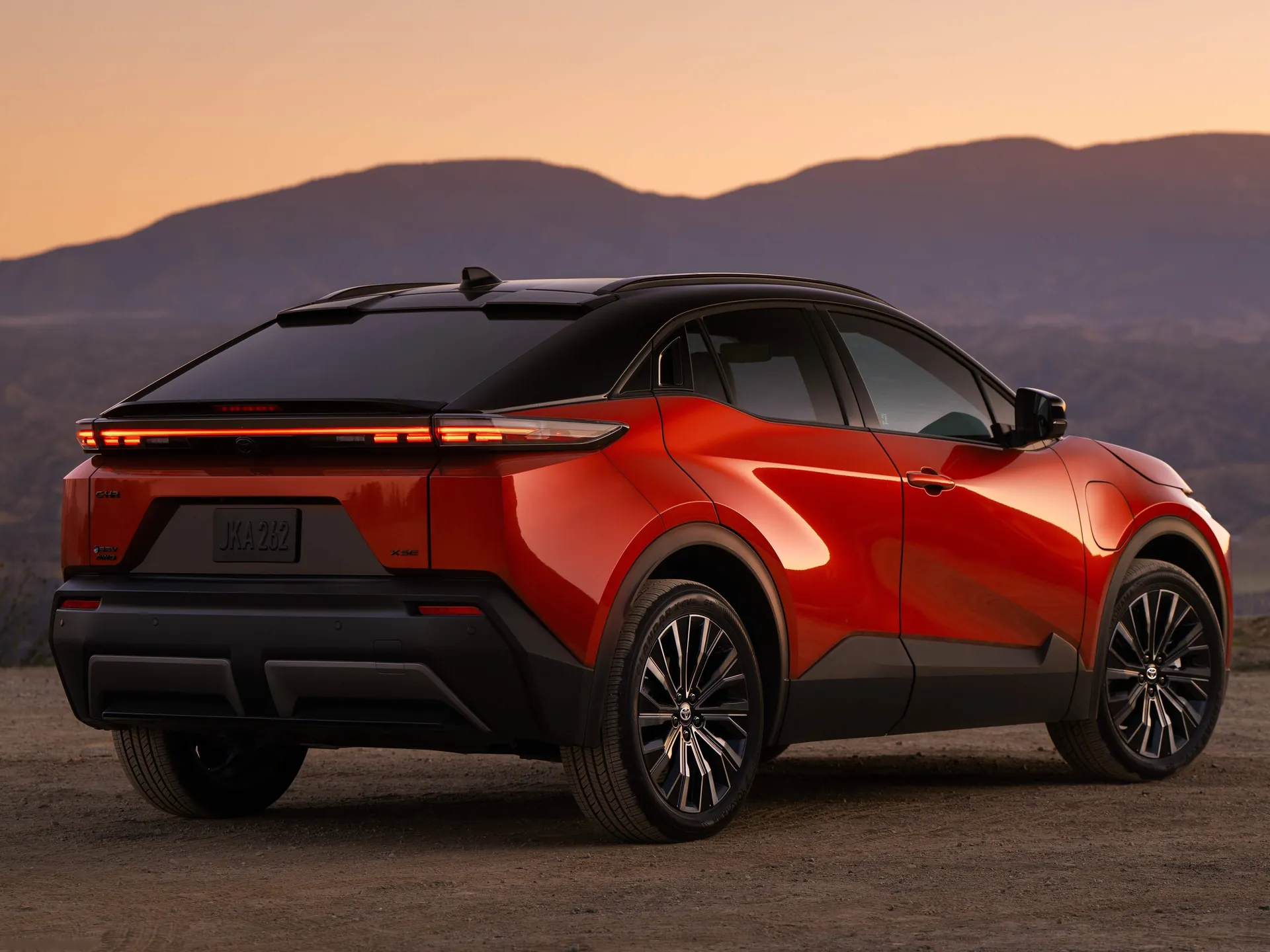 Toyota C-HR BEV [US] (2026) – zadní tříčtvrteční pohled