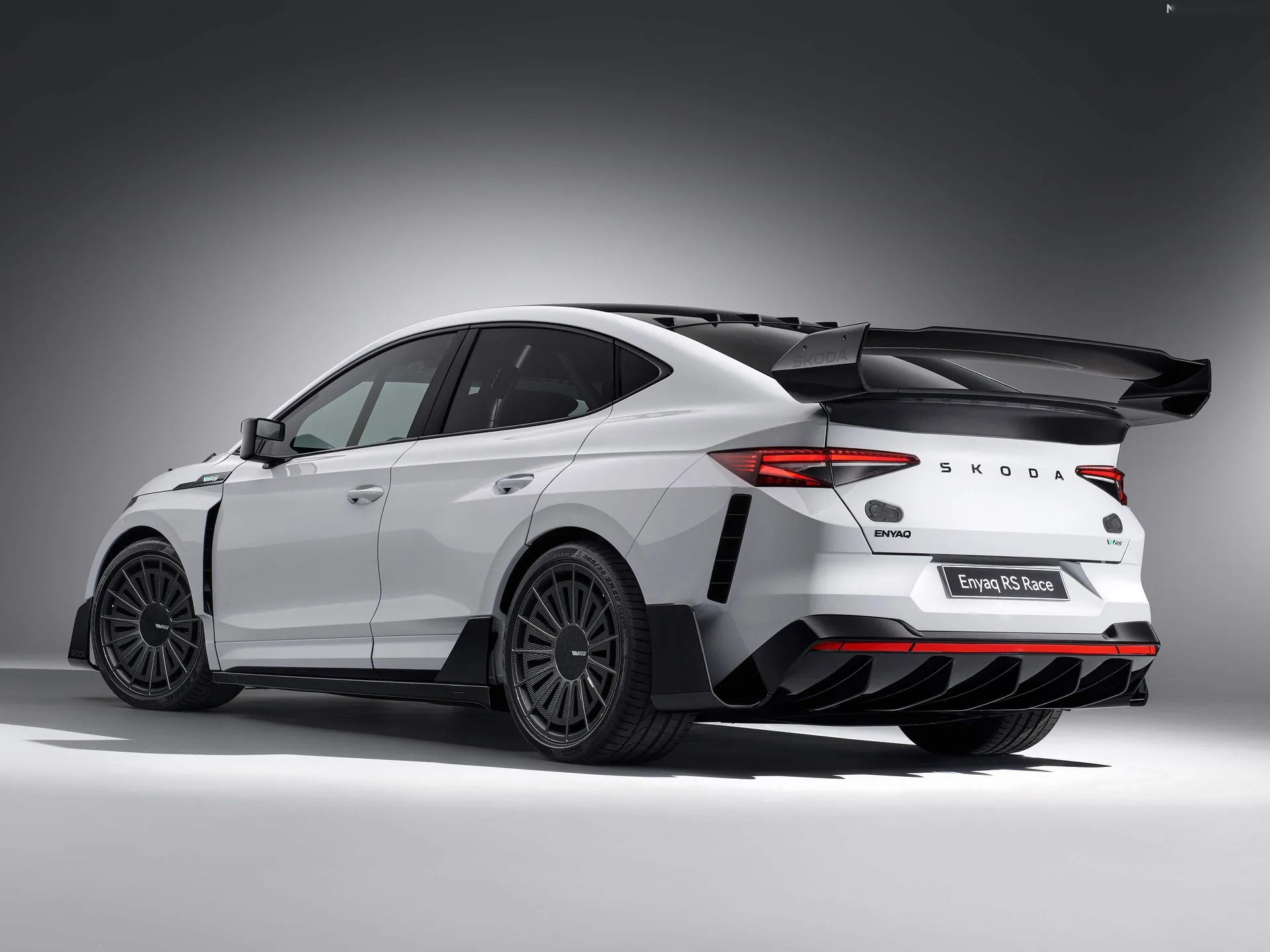 Skoda Enyaq RS Race Concept (2024) – zadní tříčtvrteční pohled