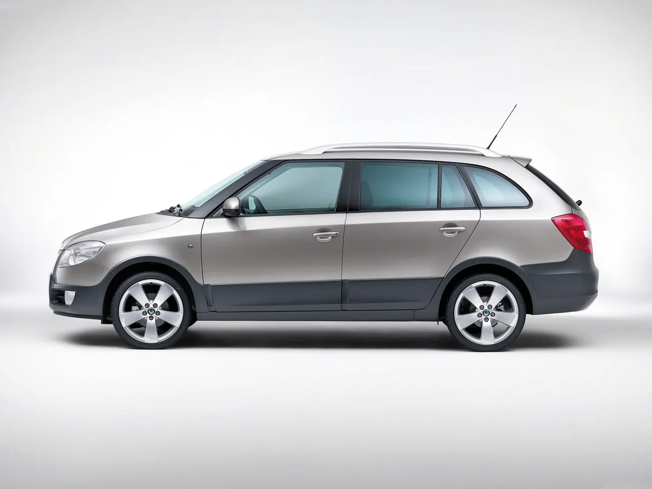 Skoda Fabia Scout (2010) – boční profil