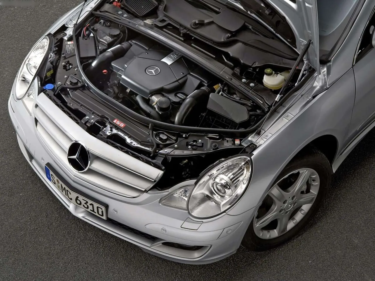 Mercedes-Benz R500 (2006) - Engine Bay