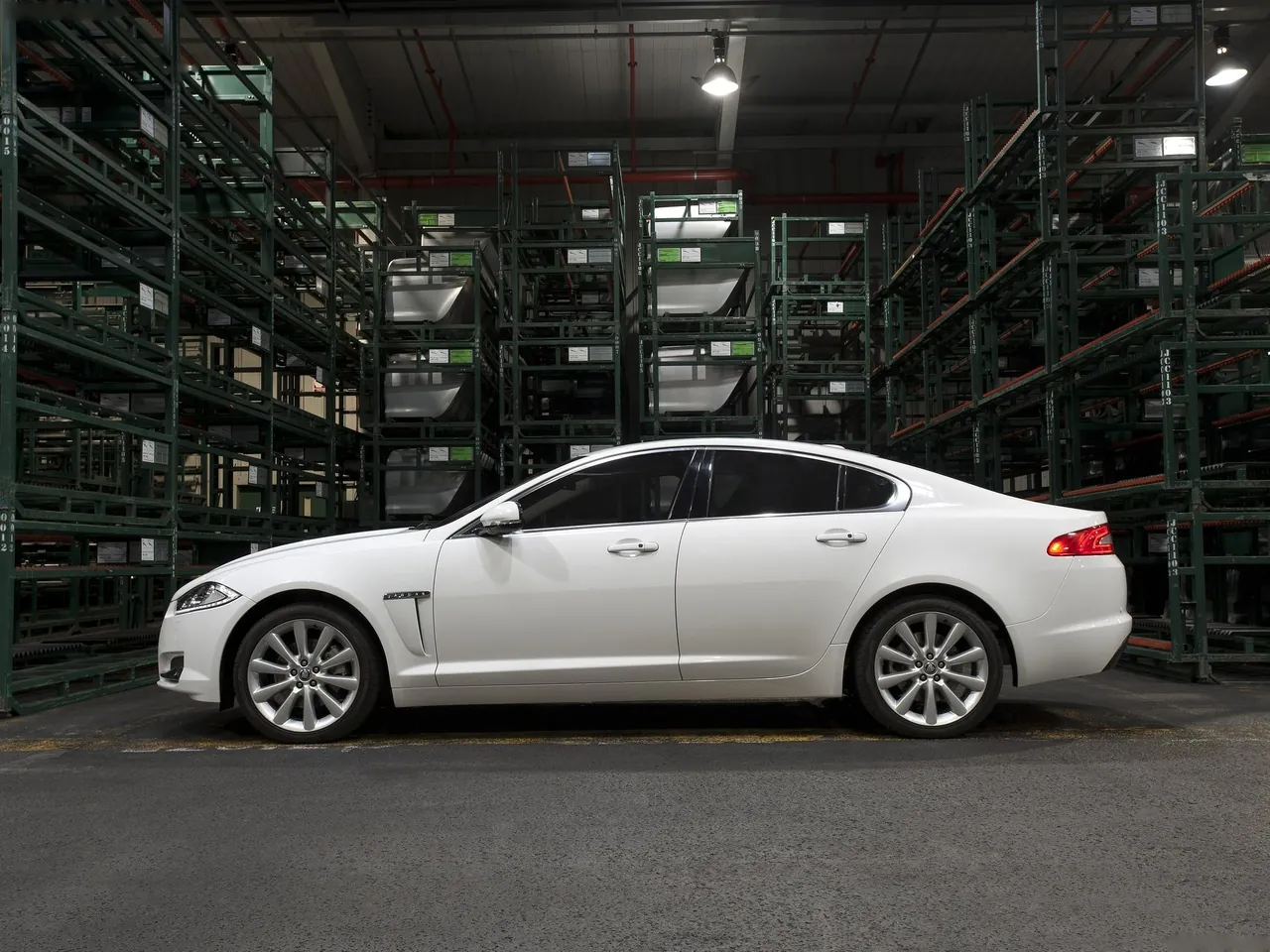 Jaguar XF (2012) – boční profil