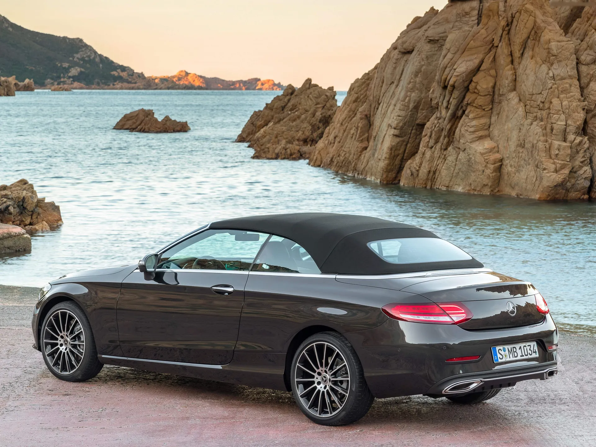 Mercedes-Benz C-Class Cabriolet (2019) – zadní tříčtvrteční pohled