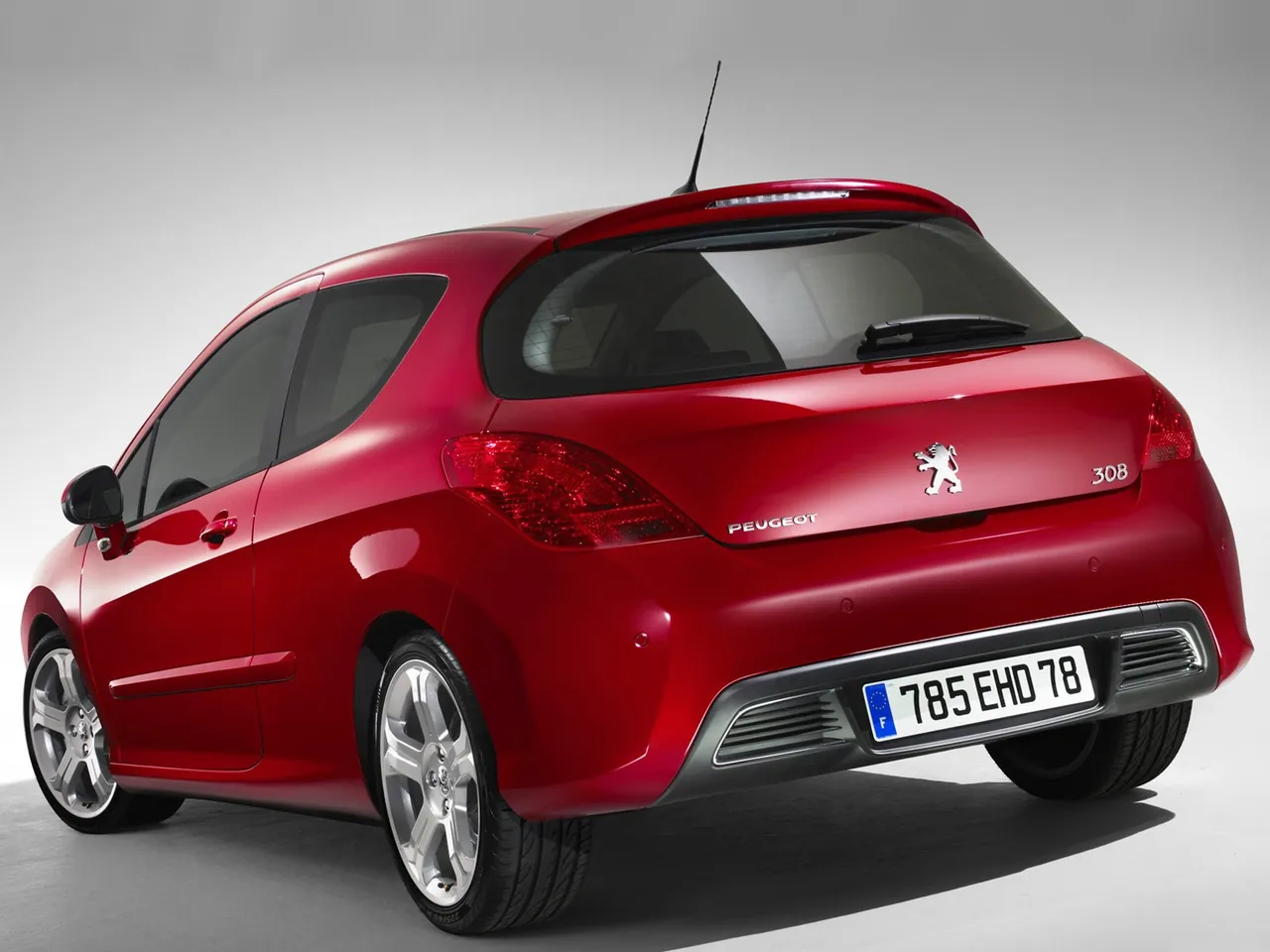 Peugeot 308 GT THP 175 (2009) – zadní tříčtvrteční pohled